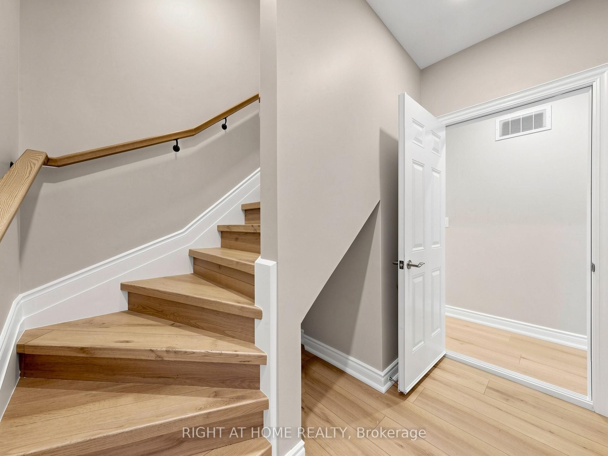 97 Park Road N Property Photo 17