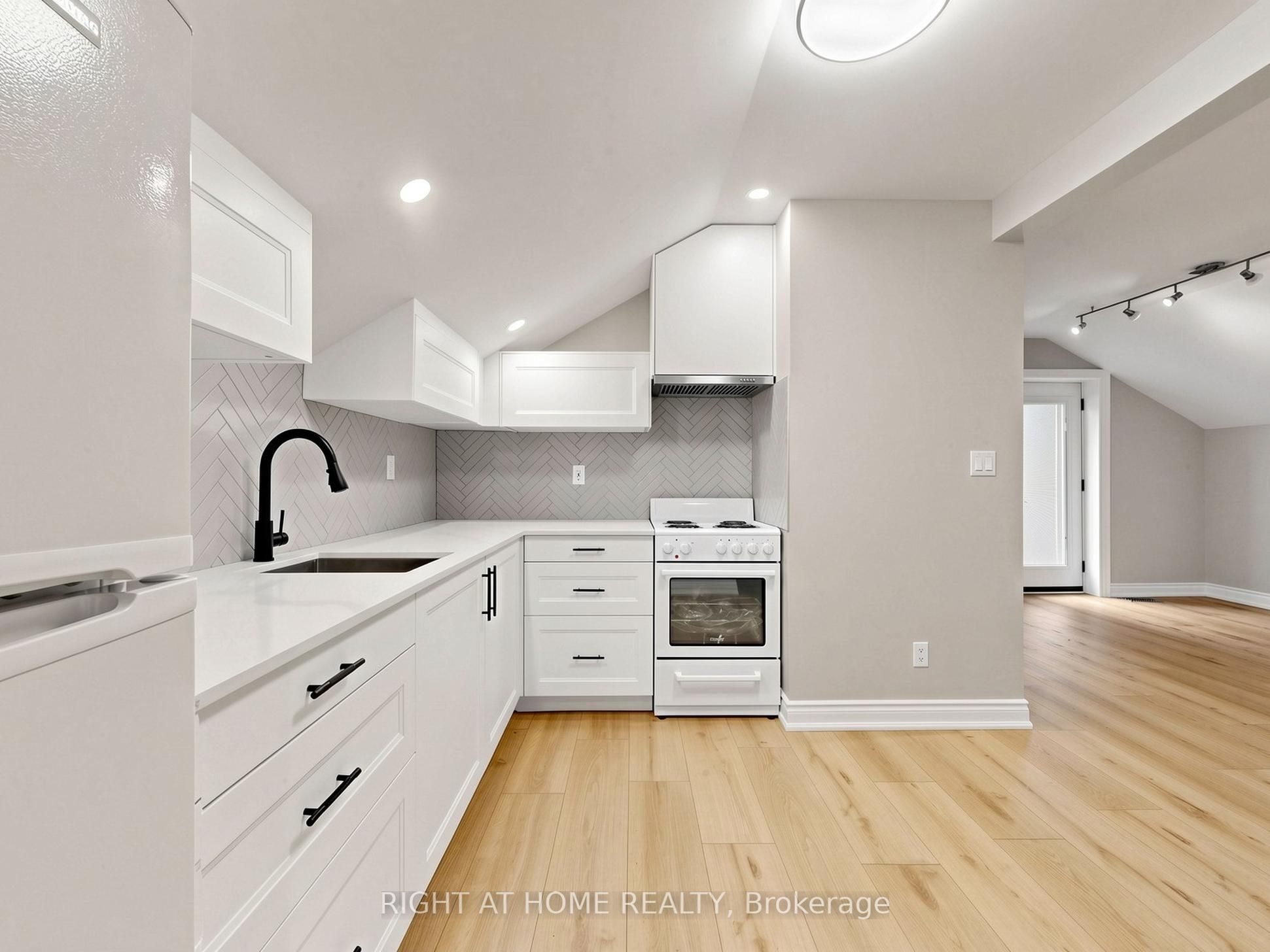 97 Park Road N Property Photo 21