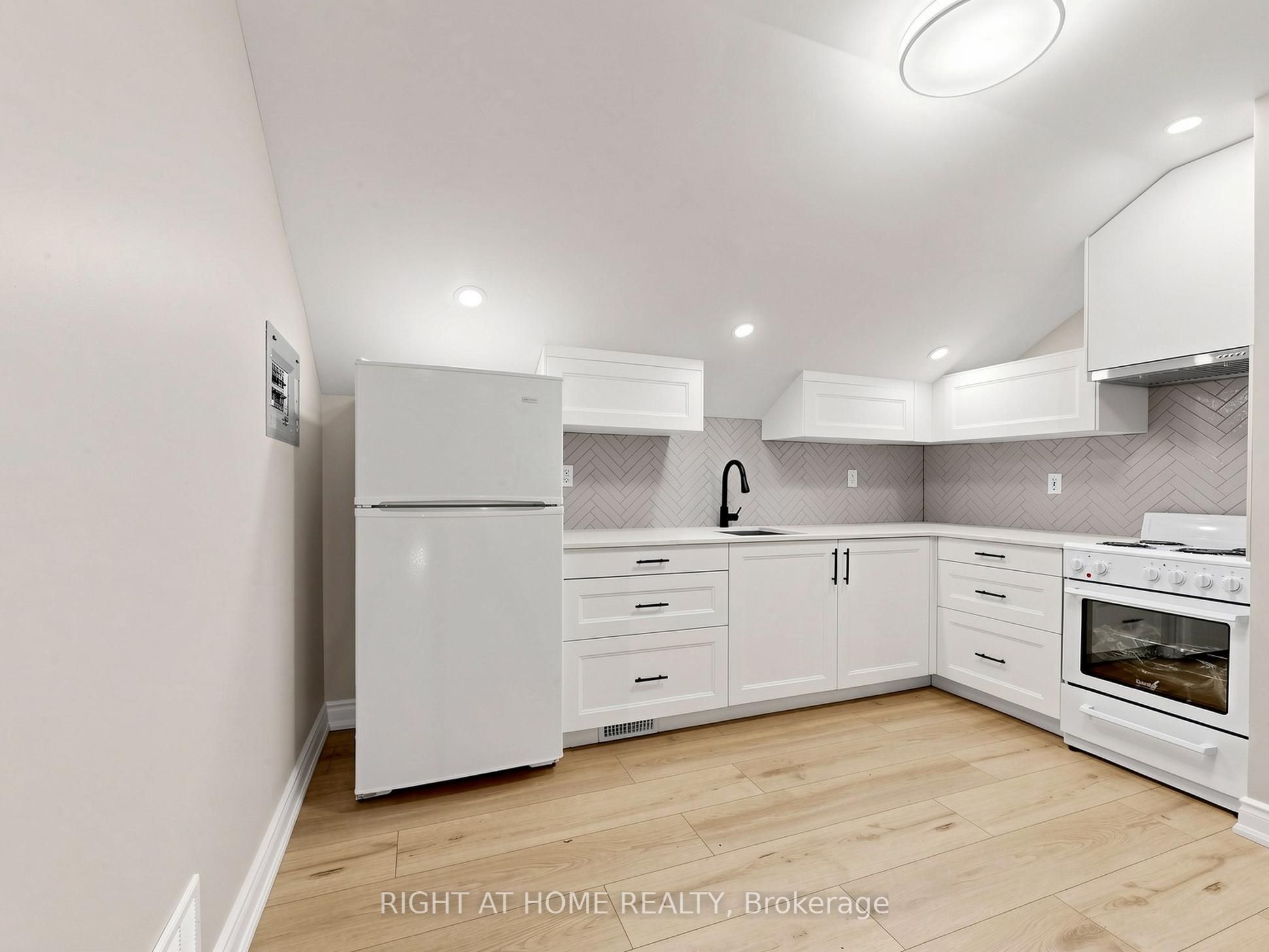97 Park Road N Property Photo 23