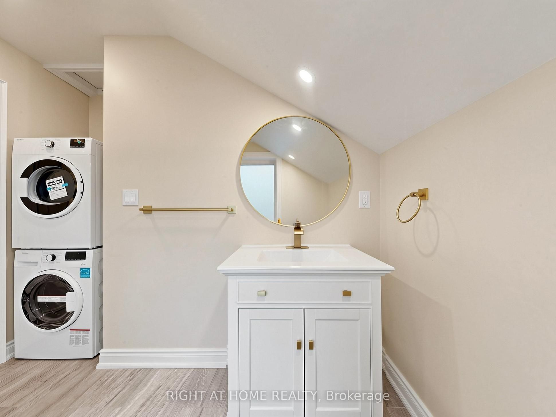 97 Park Road N Property Photo 25