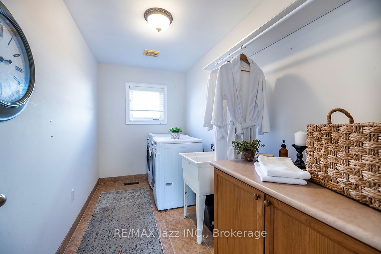 1296 Ravencliffe Court Property Photo 20