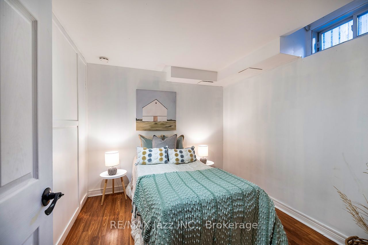 1296 Ravencliffe Court Property Photo 30