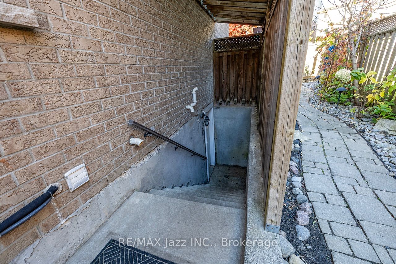 1296 Ravencliffe Court Property Photo 32