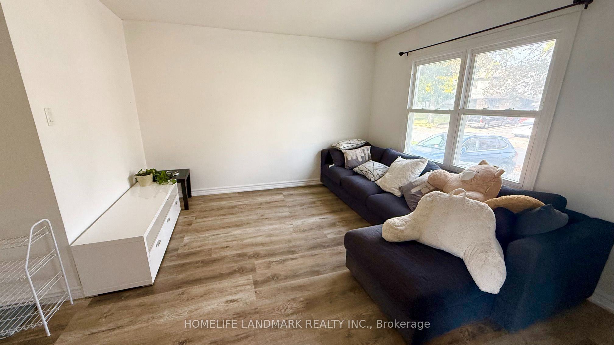 81 United Square Main Floor Property Photo 3