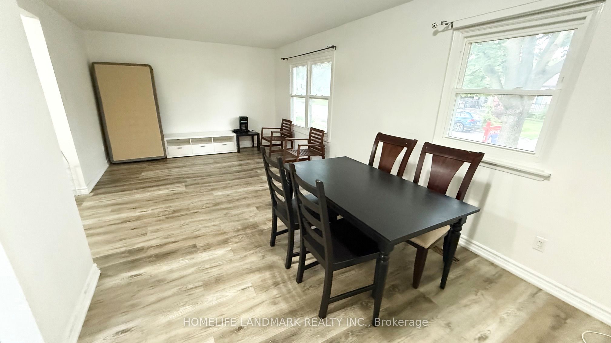 81 United Square Main Floor Property Photo 6
