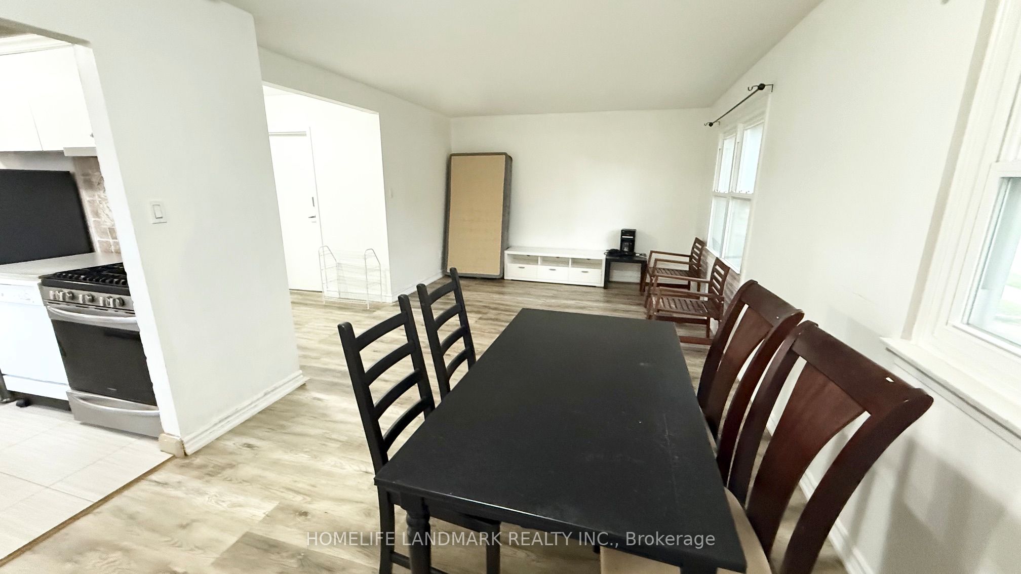 81 United Square Main Floor Property Photo 7