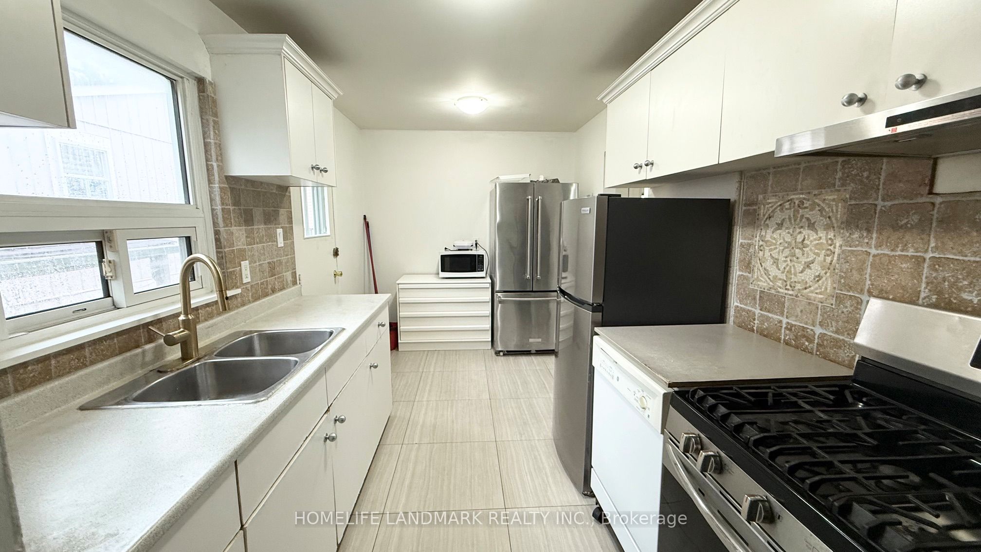 81 United Square Main Floor Property Photo 8