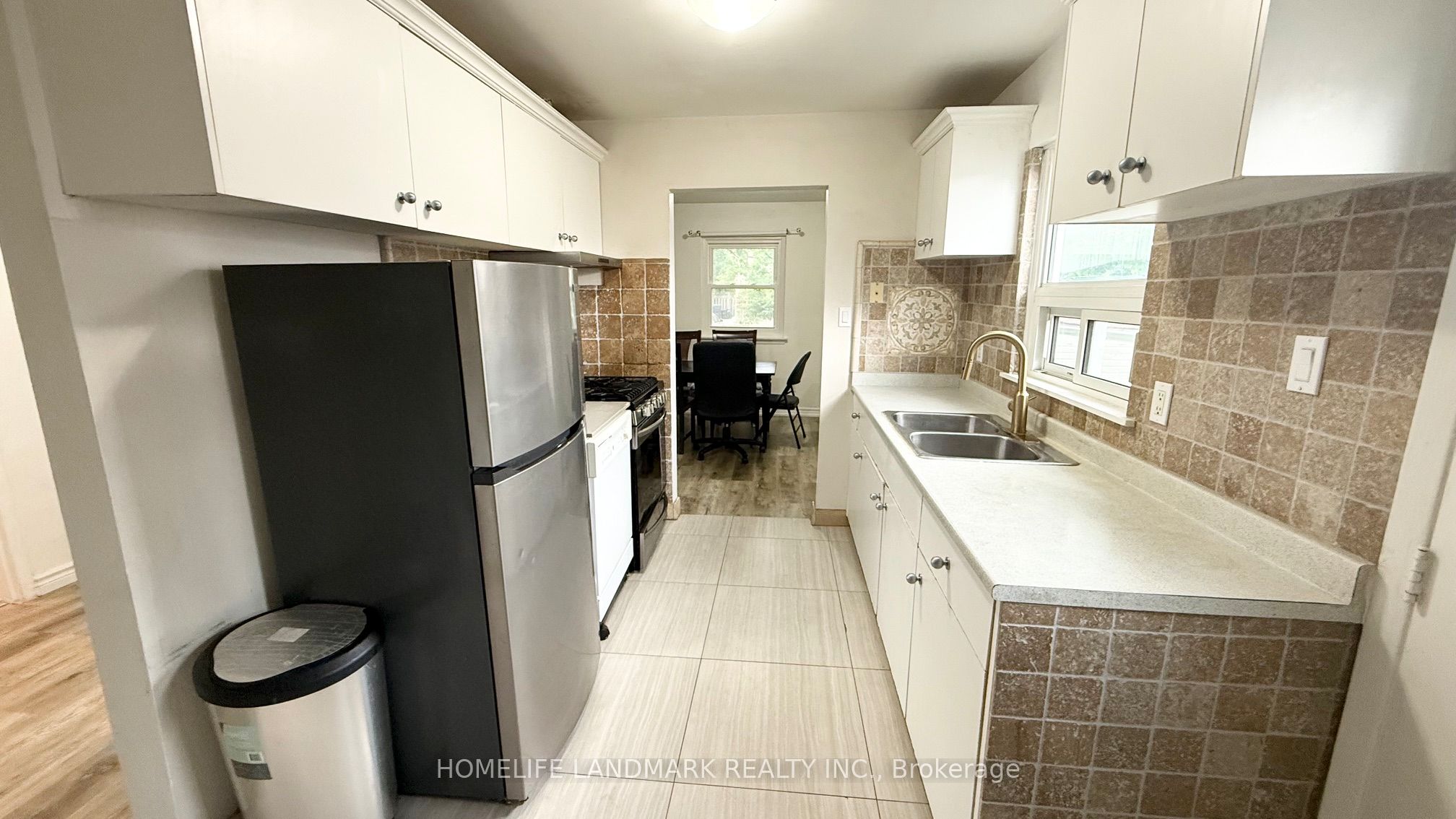 81 United Square Main Floor Property Photo 9