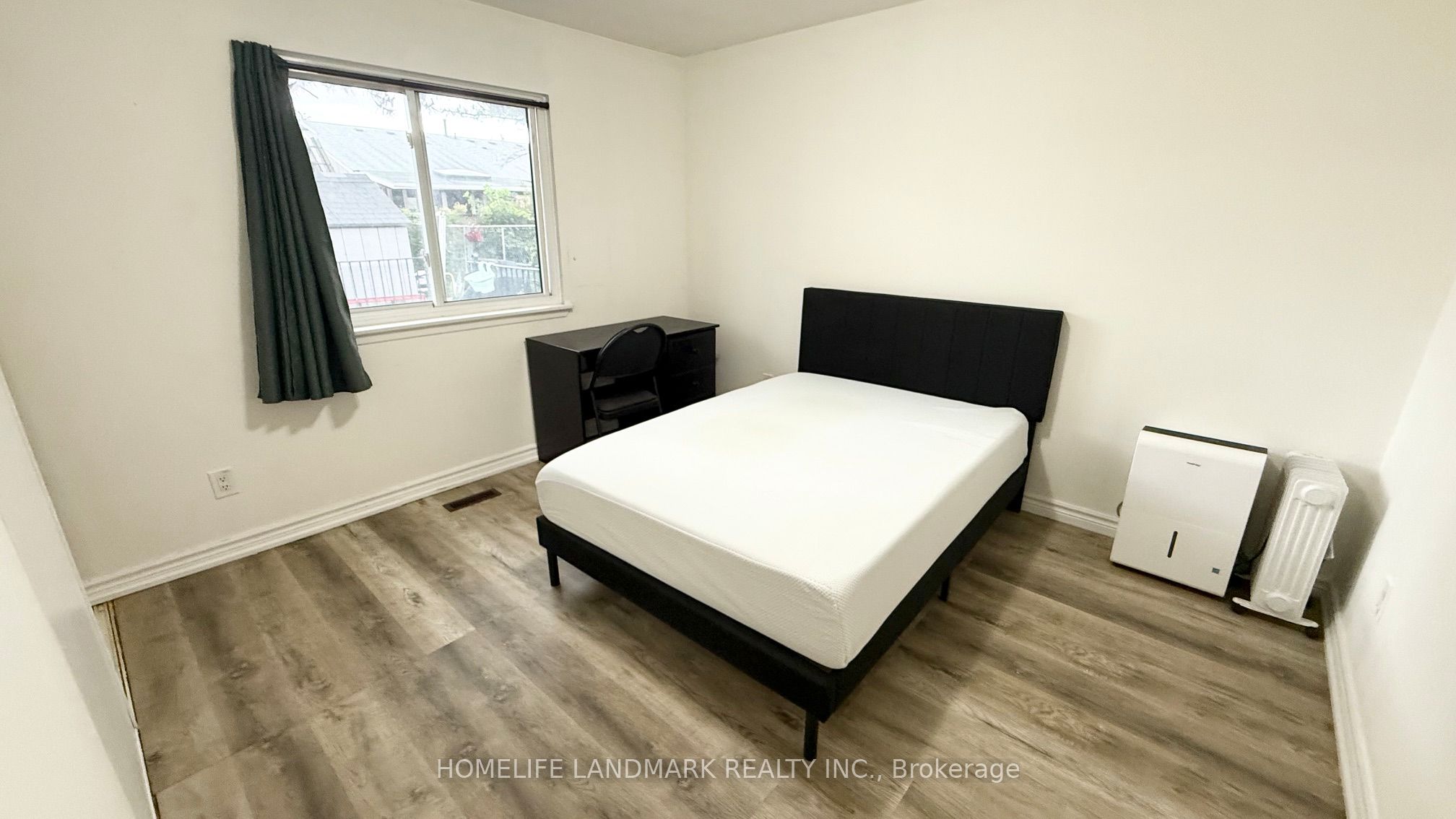 81 United Square Main Floor Property Photo 10