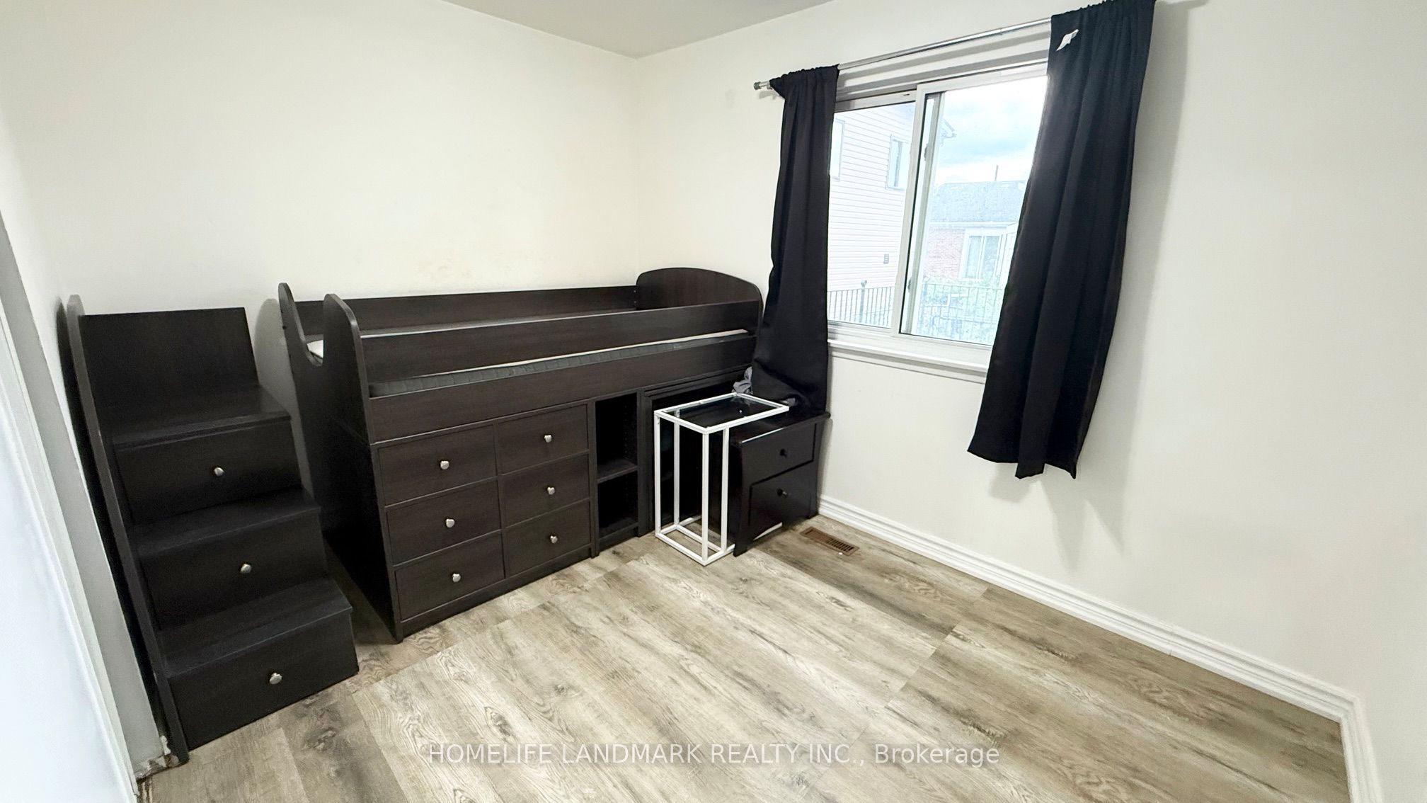 81 United Square Main Floor Property Photo 12