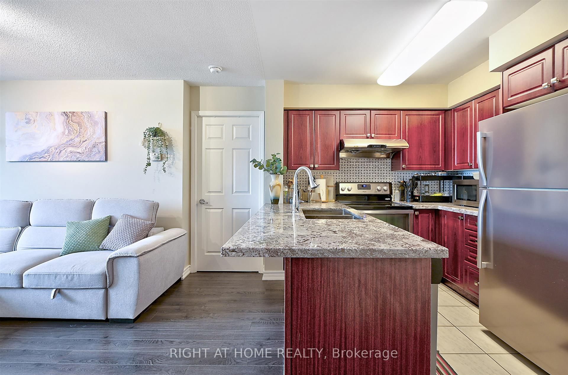 68 Grangeway Avenue 1612 Property Photo 2