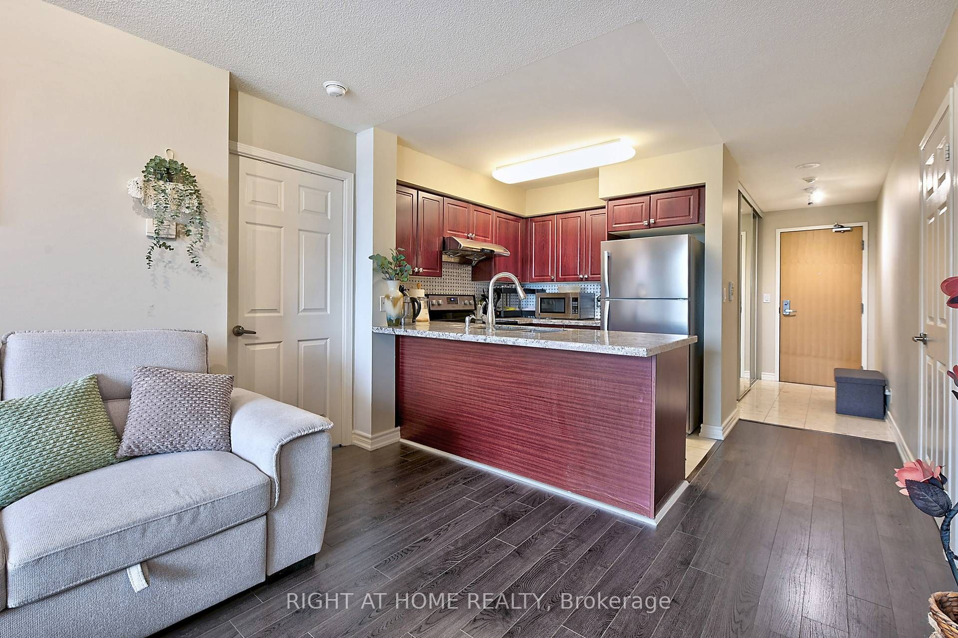 68 Grangeway Avenue 1612 Property Photo 4