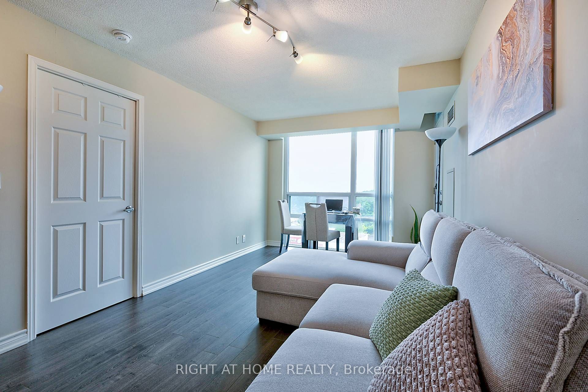 68 Grangeway Avenue 1612 Property Photo 7