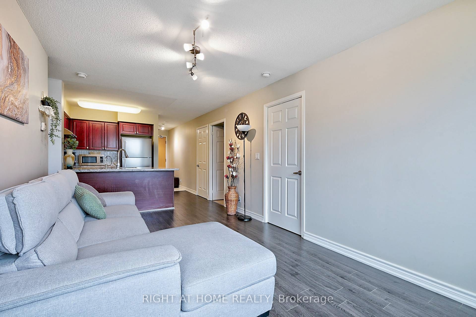 68 Grangeway Avenue 1612 Property Photo 8