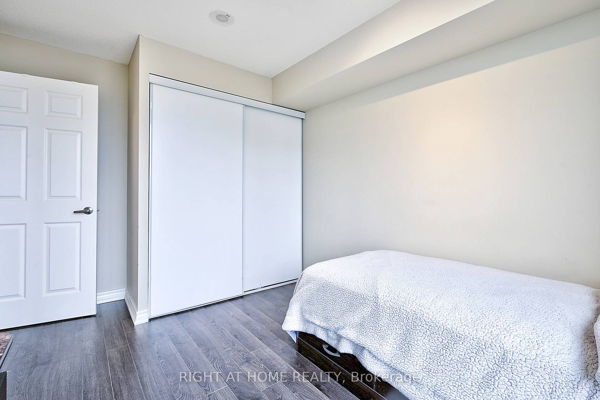 68 Grangeway Avenue 1612 Property Photo 12