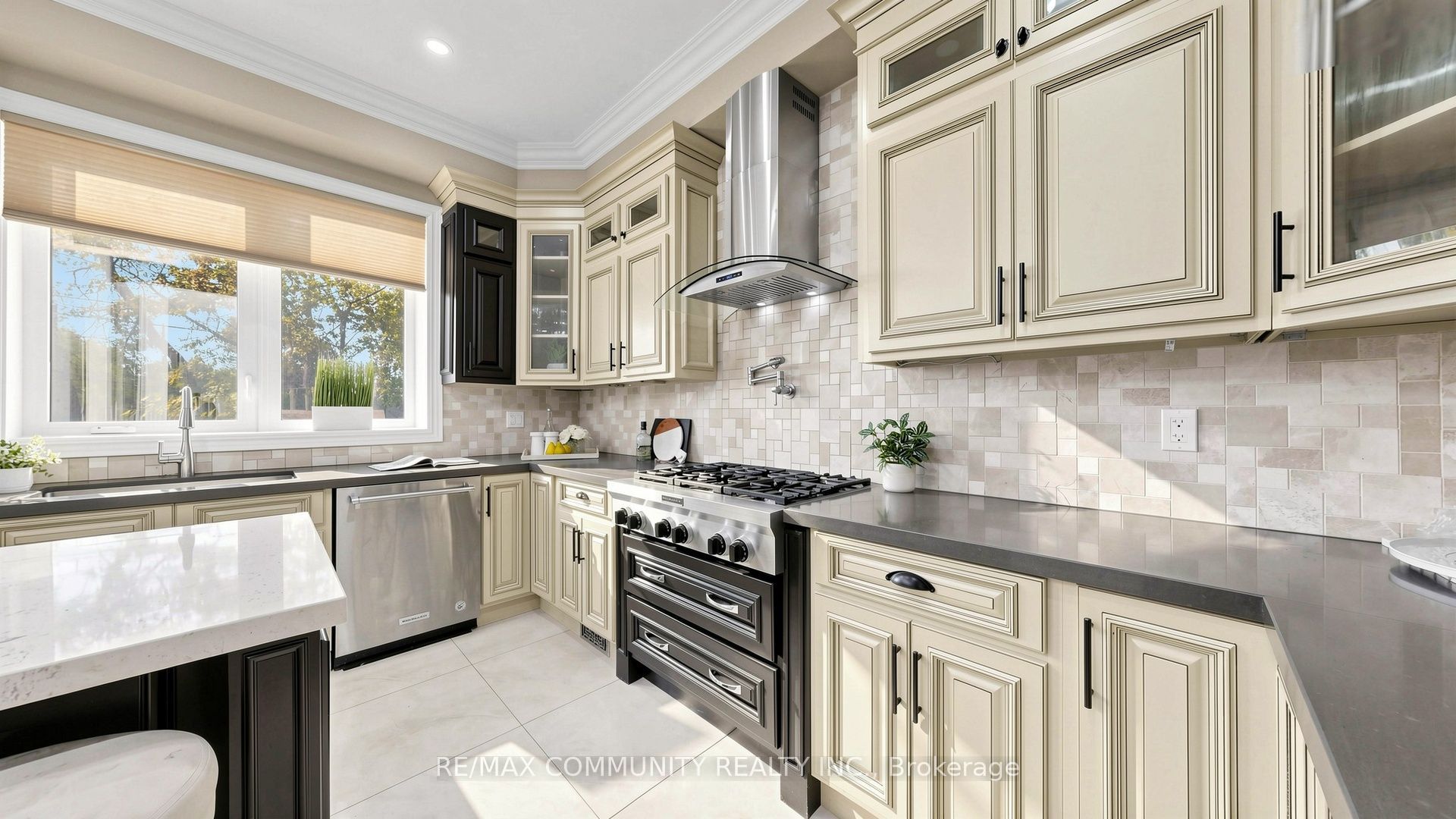 118 Harewood Avenue Property Photo 16