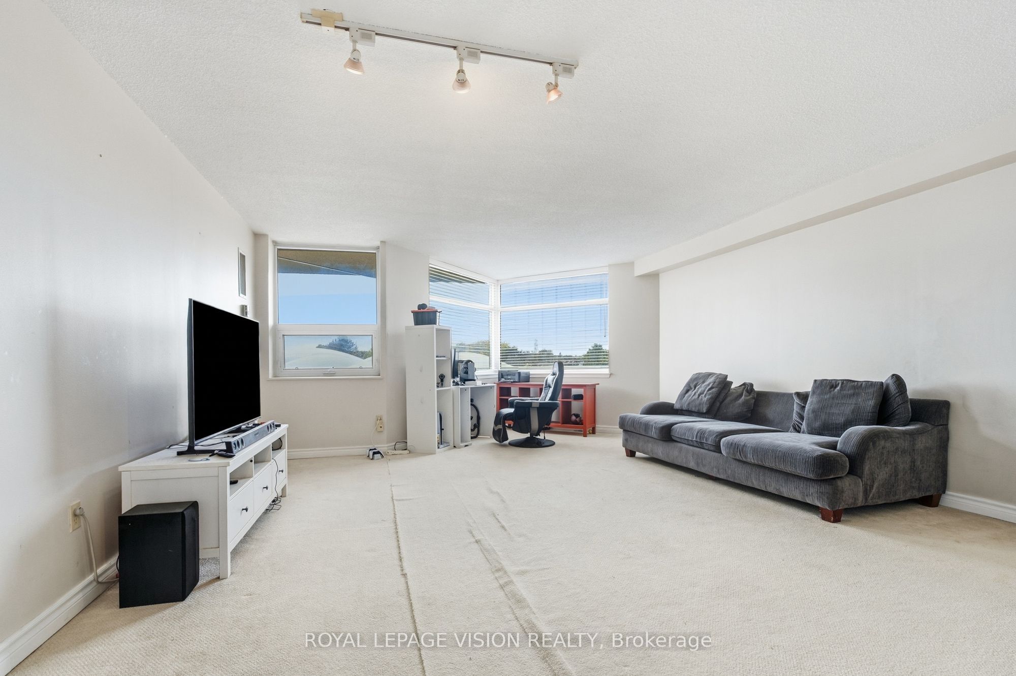 10 Dean Park Road 319 Property Photo 6
