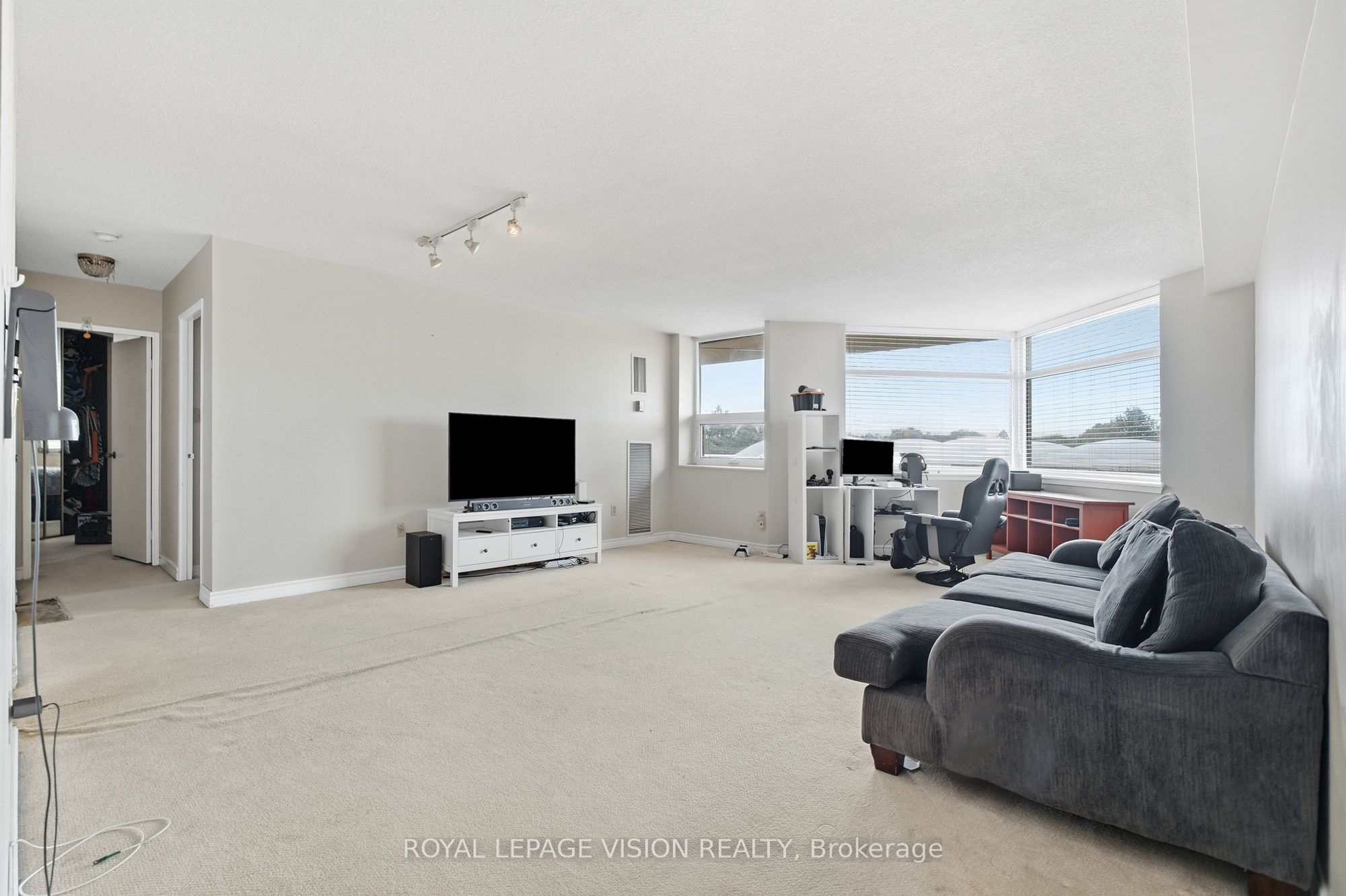 10 Dean Park Road 319 Property Photo 7