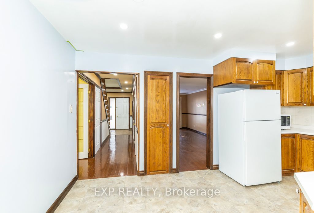 64 Burden Crescent Main / Upper Property Photo 5
