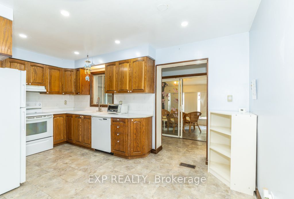 64 Burden Crescent Main / Upper Property Photo 6