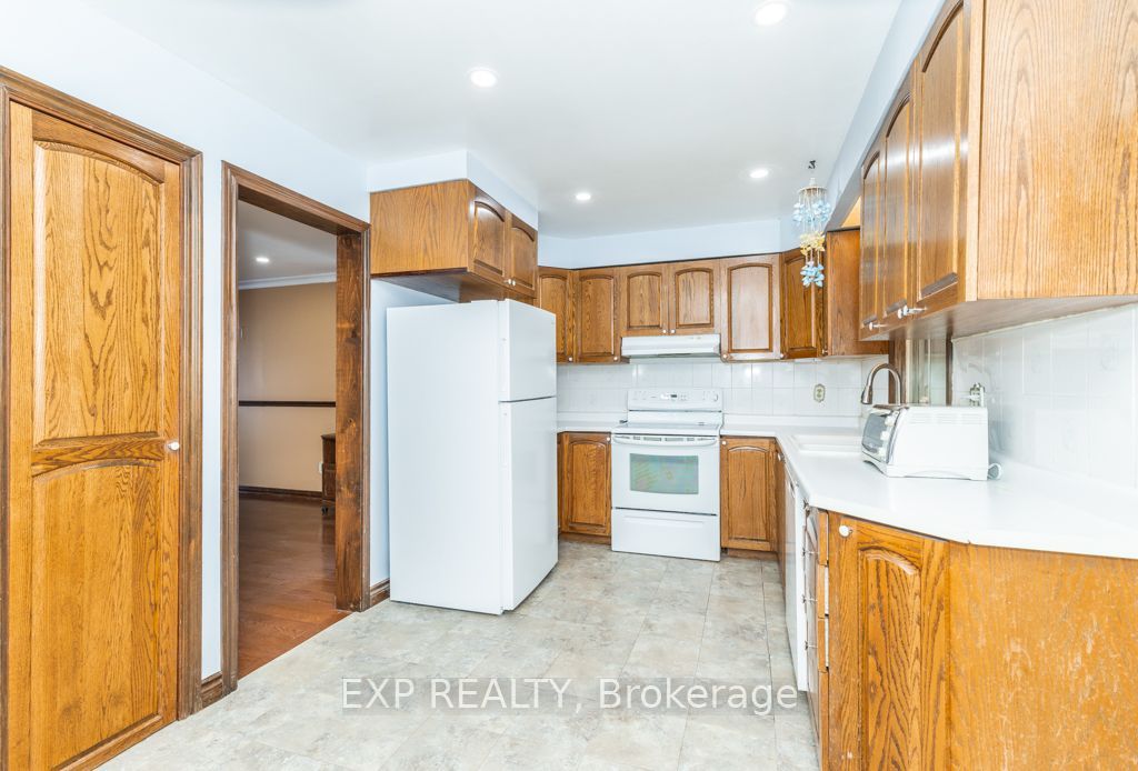 64 Burden Crescent Main / Upper Property Photo 7