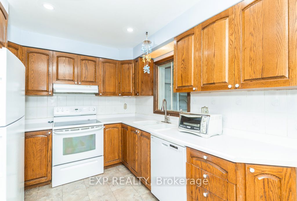 64 Burden Crescent Main / Upper Property Photo 8
