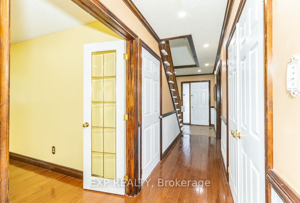 64 Burden Crescent Main / Upper Property Photo 9