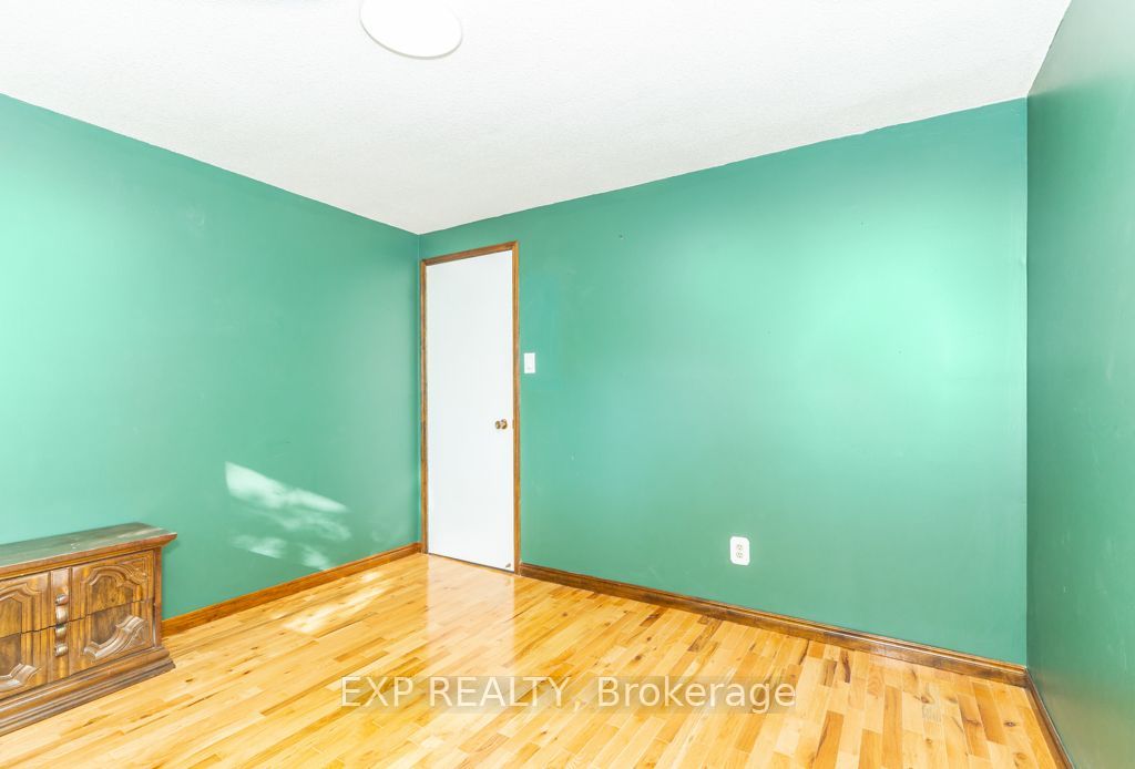64 Burden Crescent Main / Upper Property Photo 19