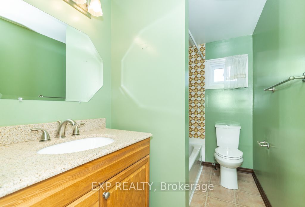 64 Burden Crescent Main / Upper Property Photo 21