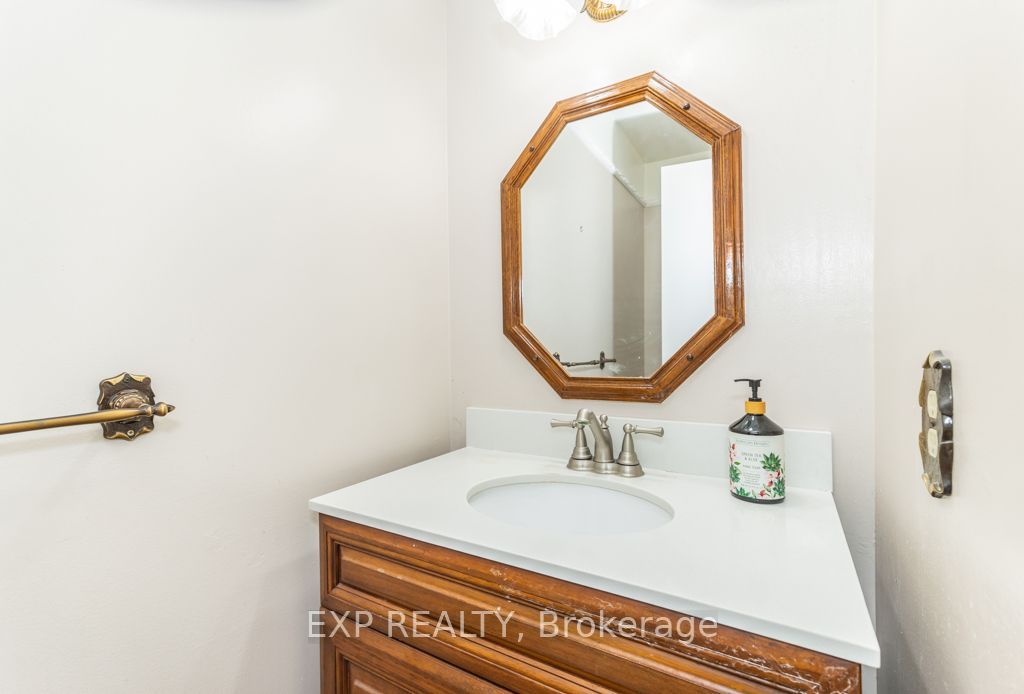 64 Burden Crescent Main / Upper Property Photo 22