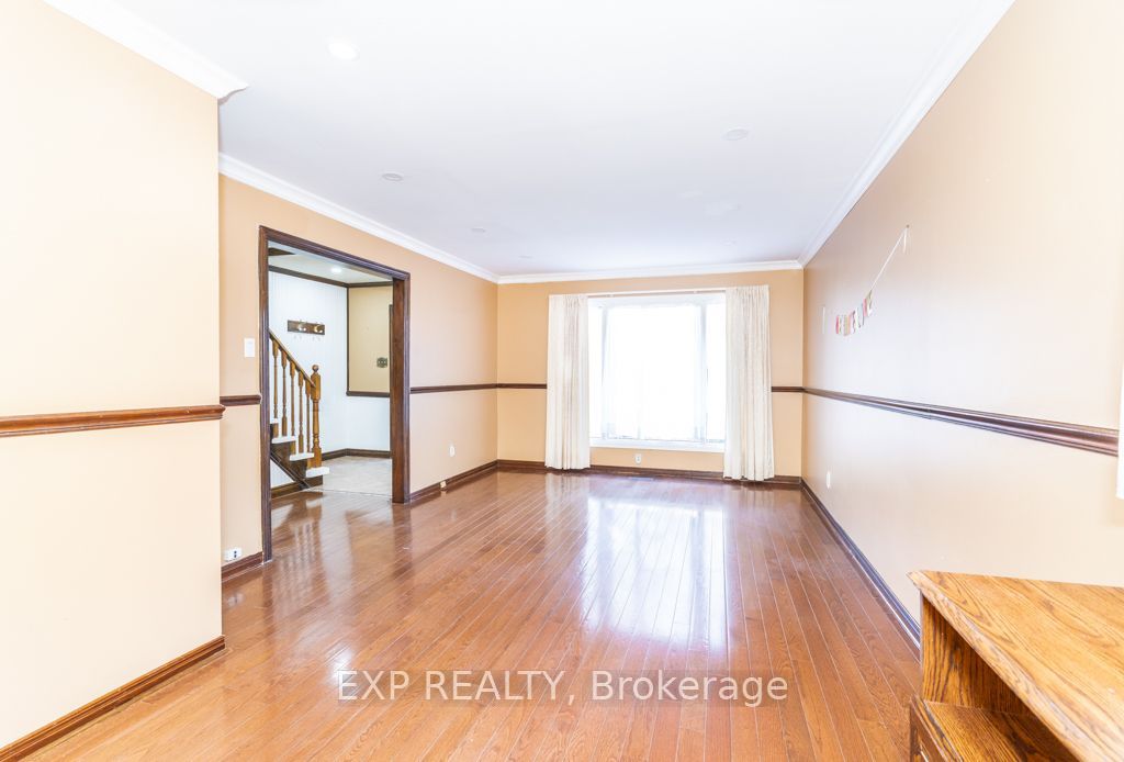64 Burden Crescent Main / Upper Property Photo 24