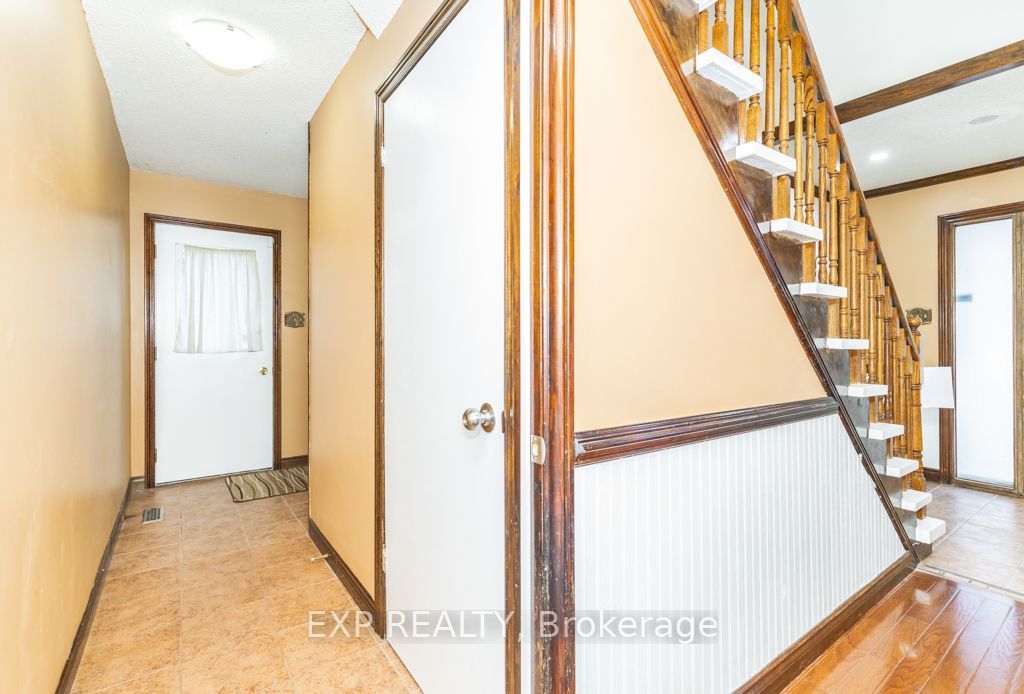 64 Burden Crescent Main / Upper Property Photo 37