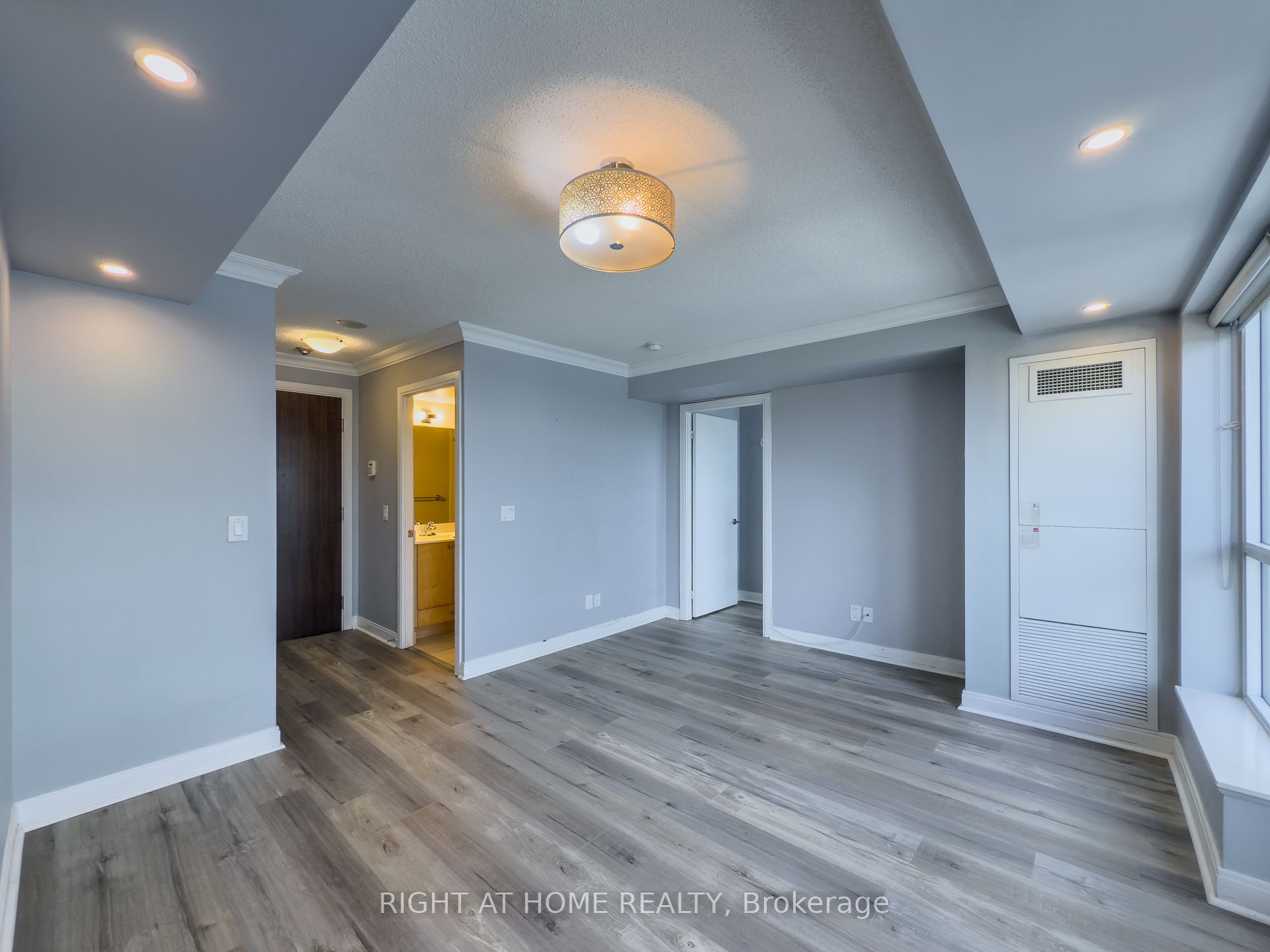 181 Village Green Square 1419 Property Photo 4