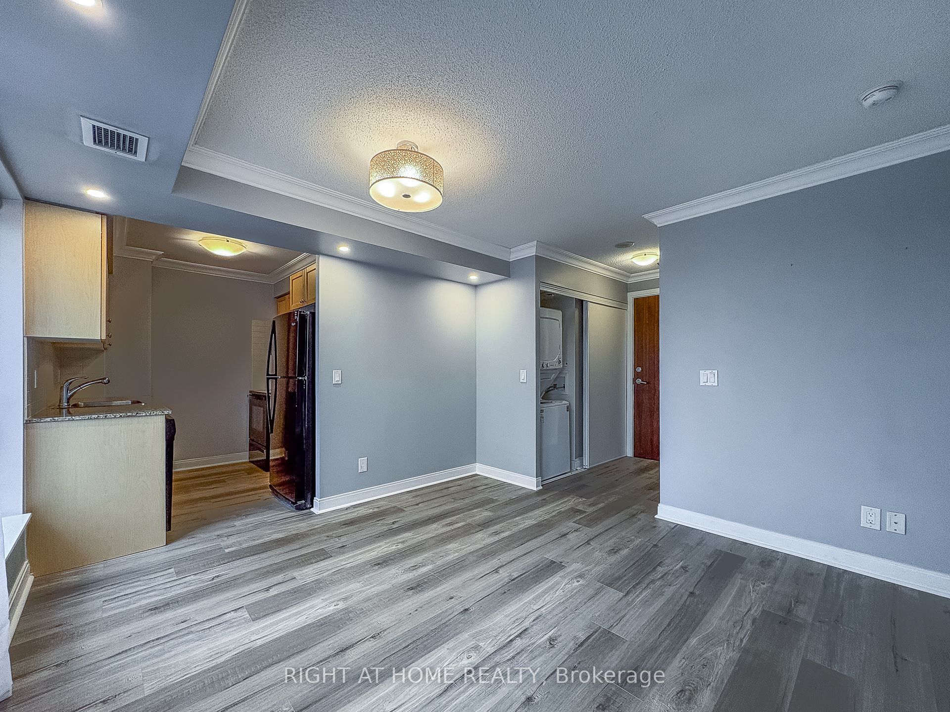 181 Village Green Square 1419 Property Photo 5
