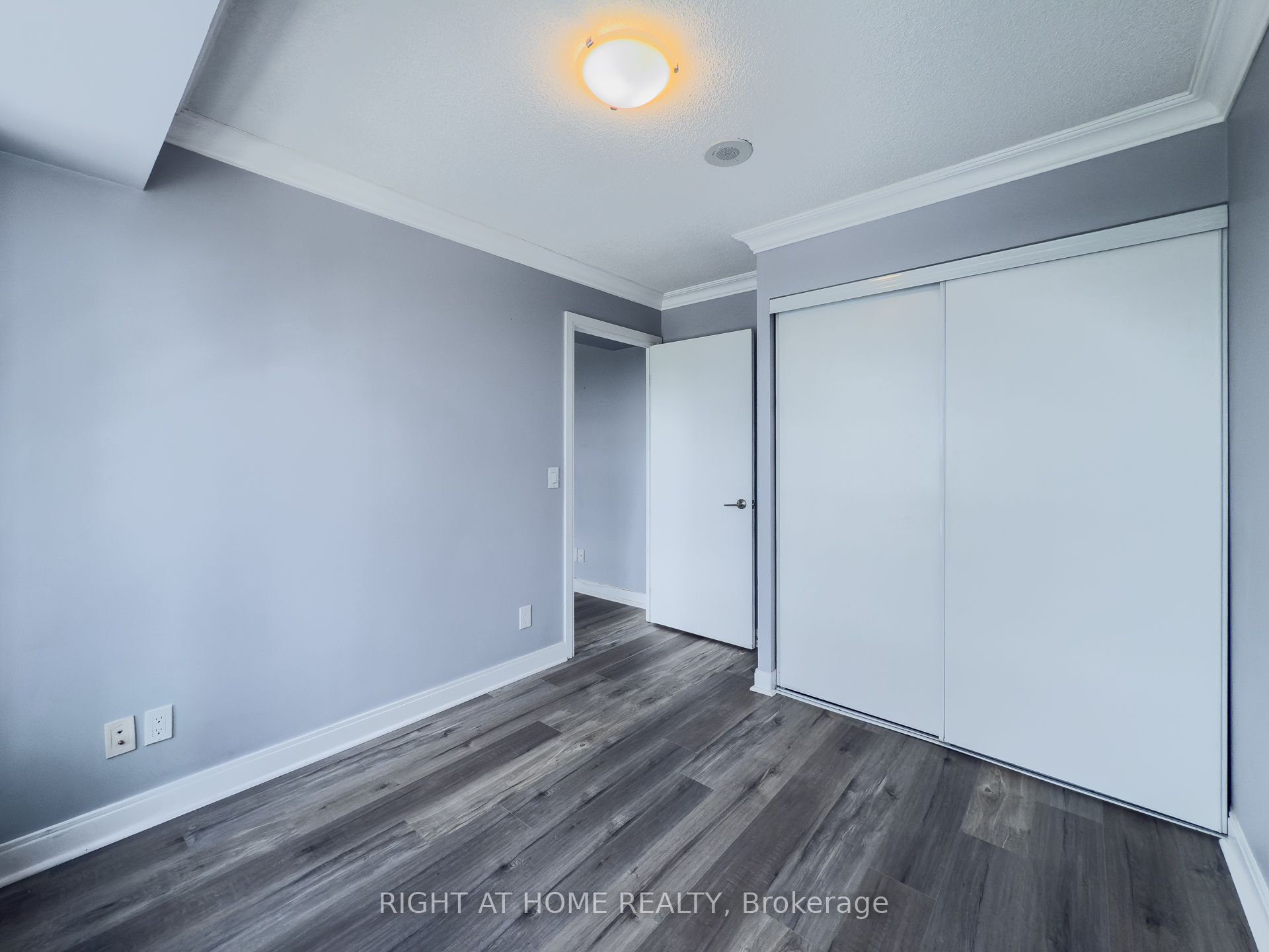 181 Village Green Square 1419 Property Photo 10