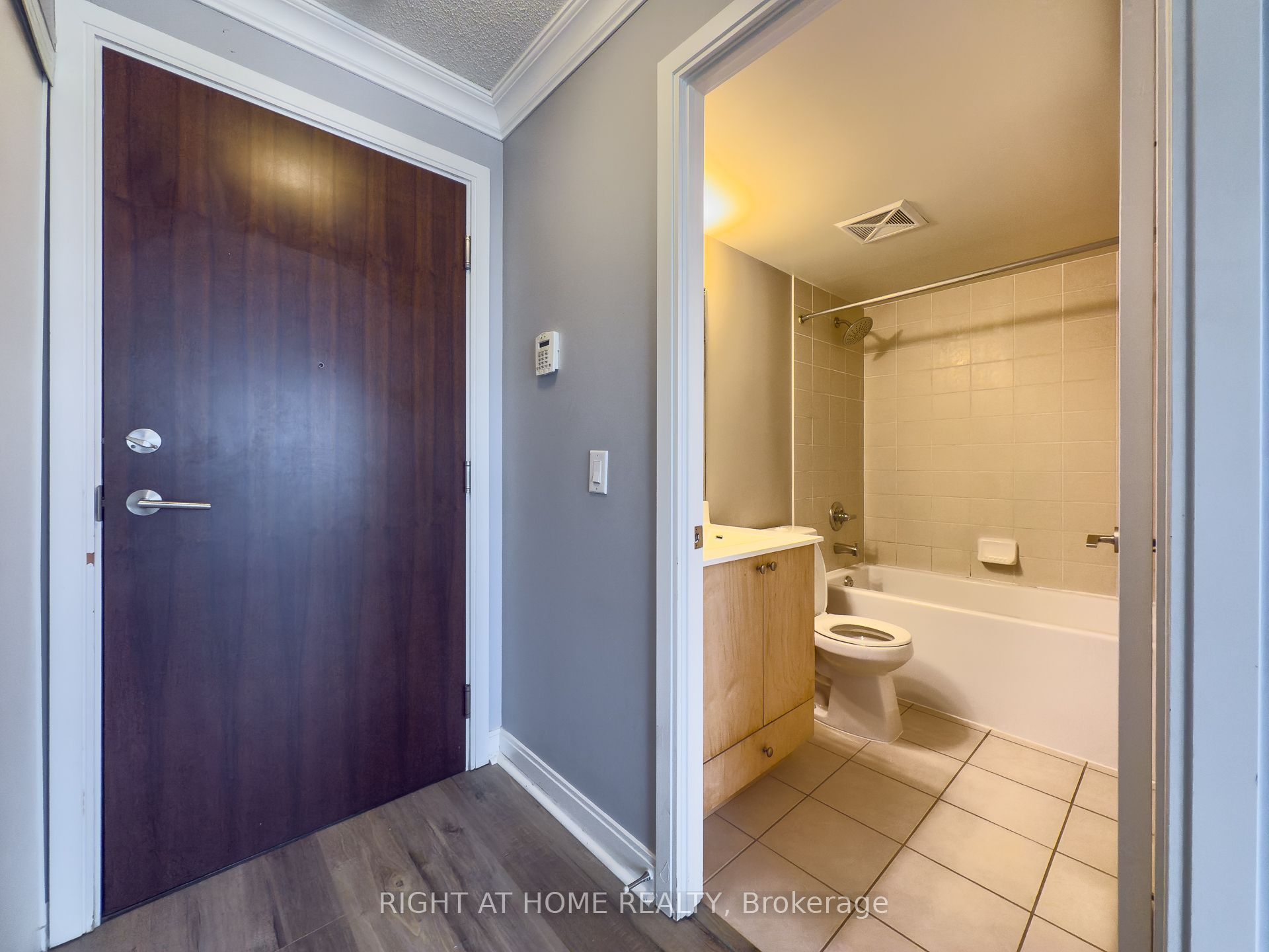 181 Village Green Square 1419 Property Photo 13