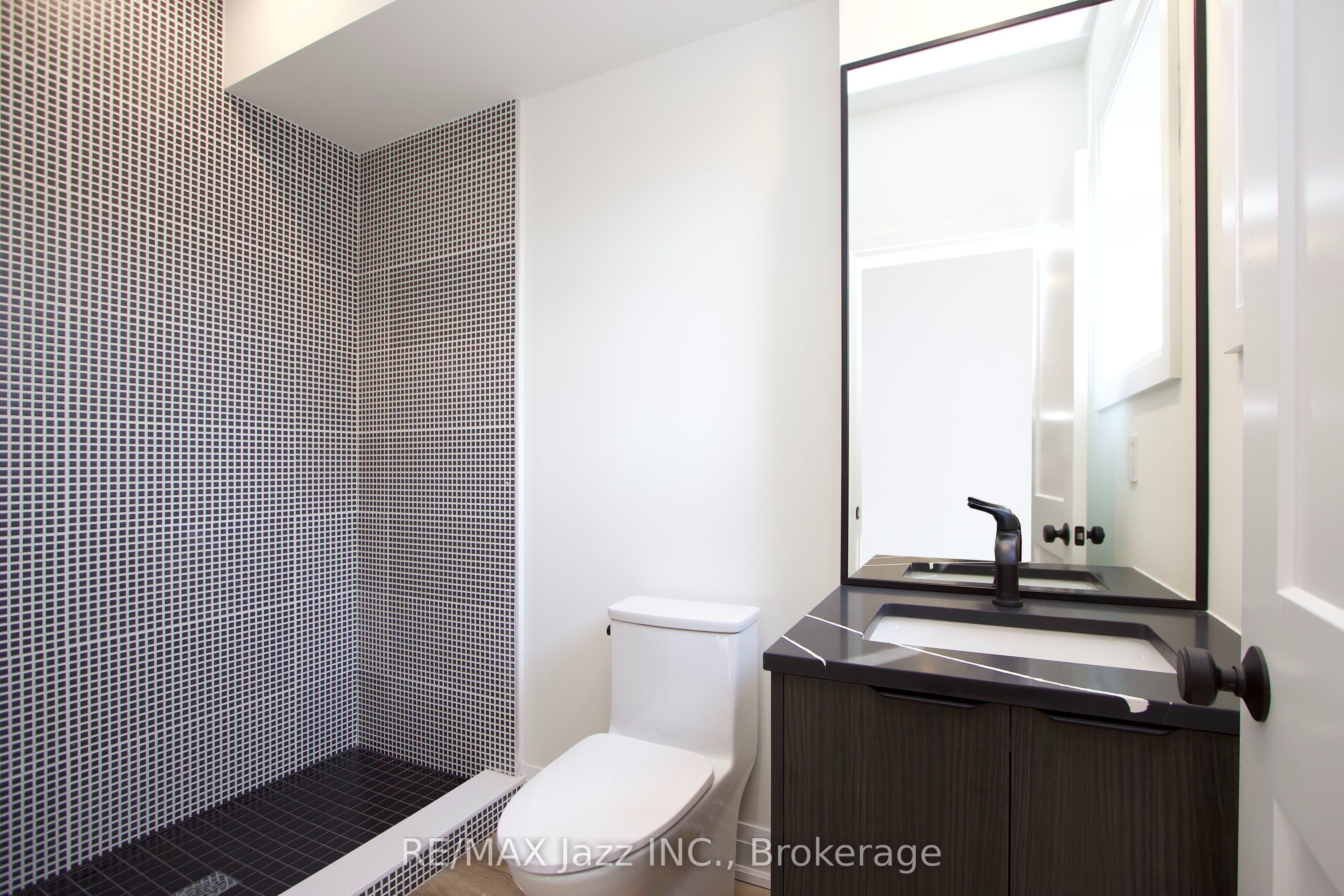 639 Hortop Street Upper Property Photo 6