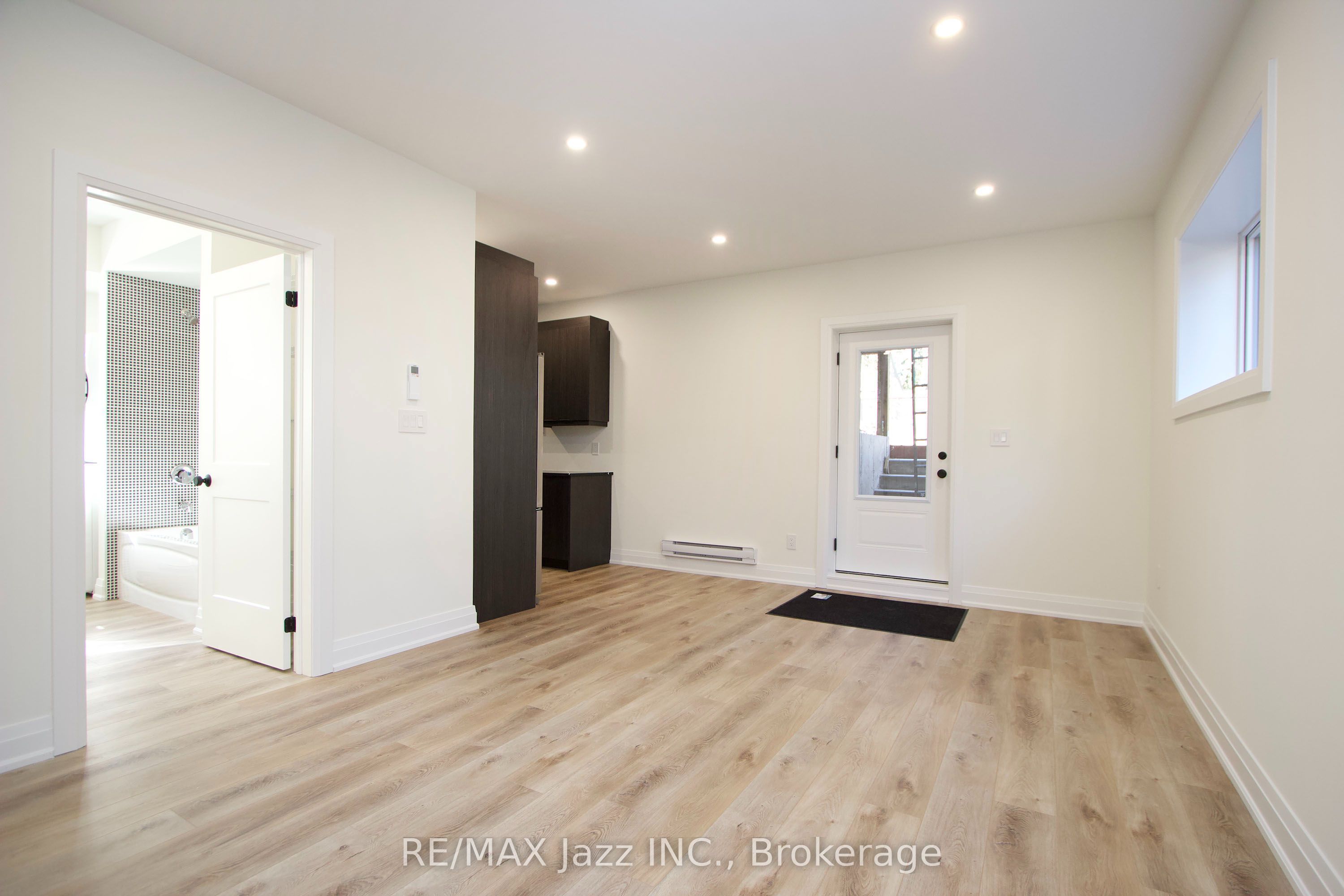 639 Hortop Street Upper Property Photo 10
