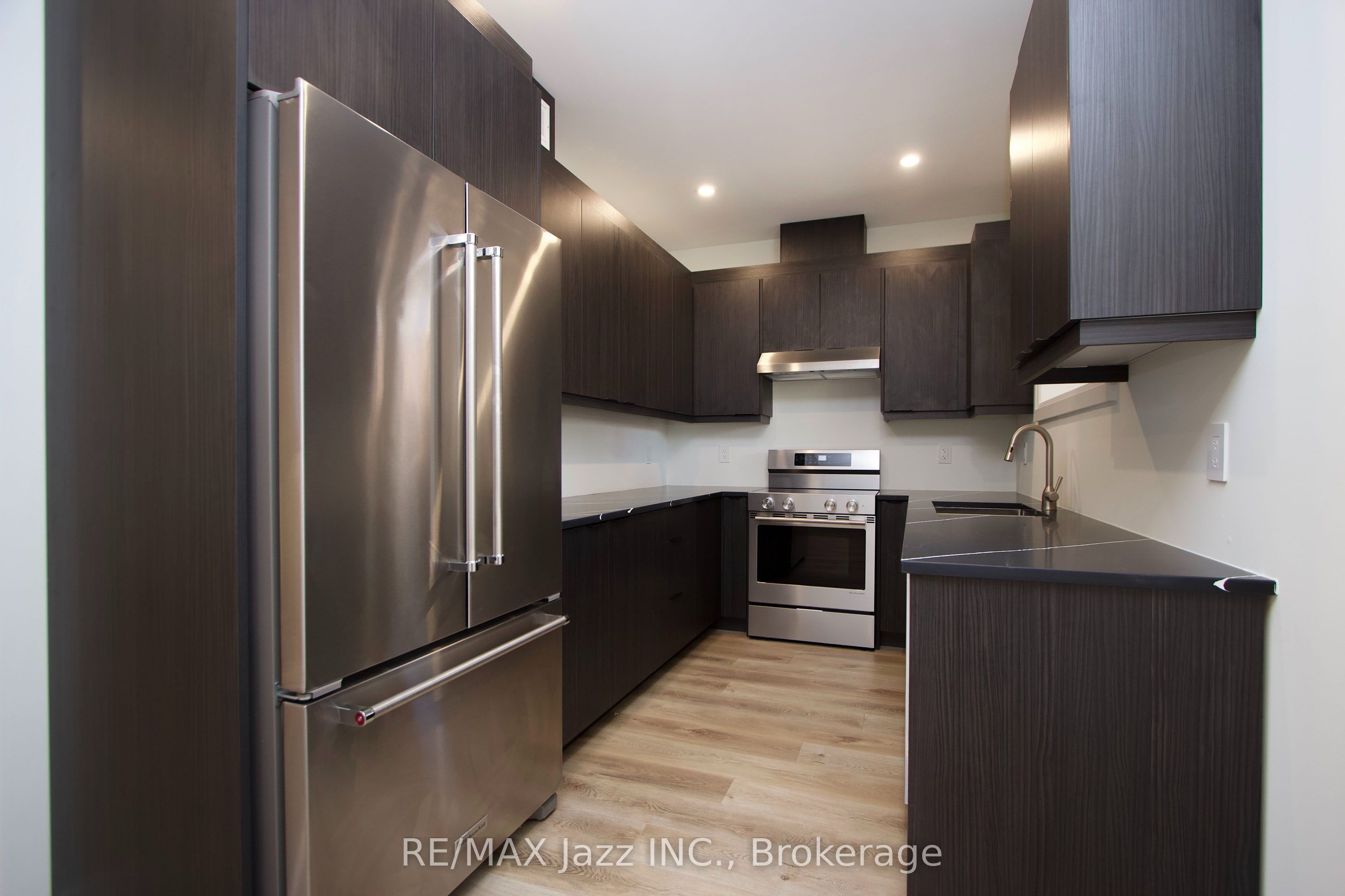 639 Hortop Street Upper Property Photo 11