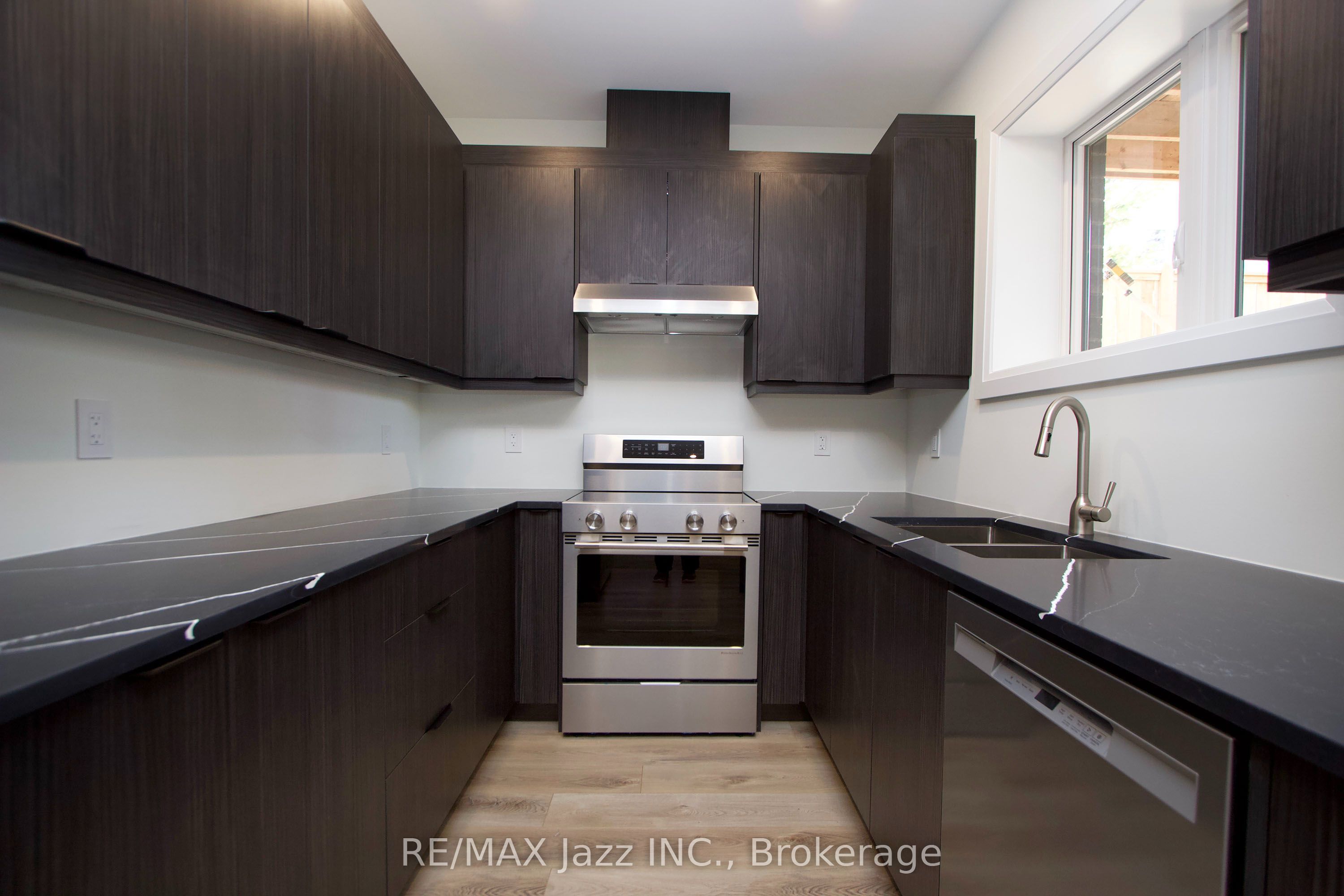 639 Hortop Street Upper Property Photo 12