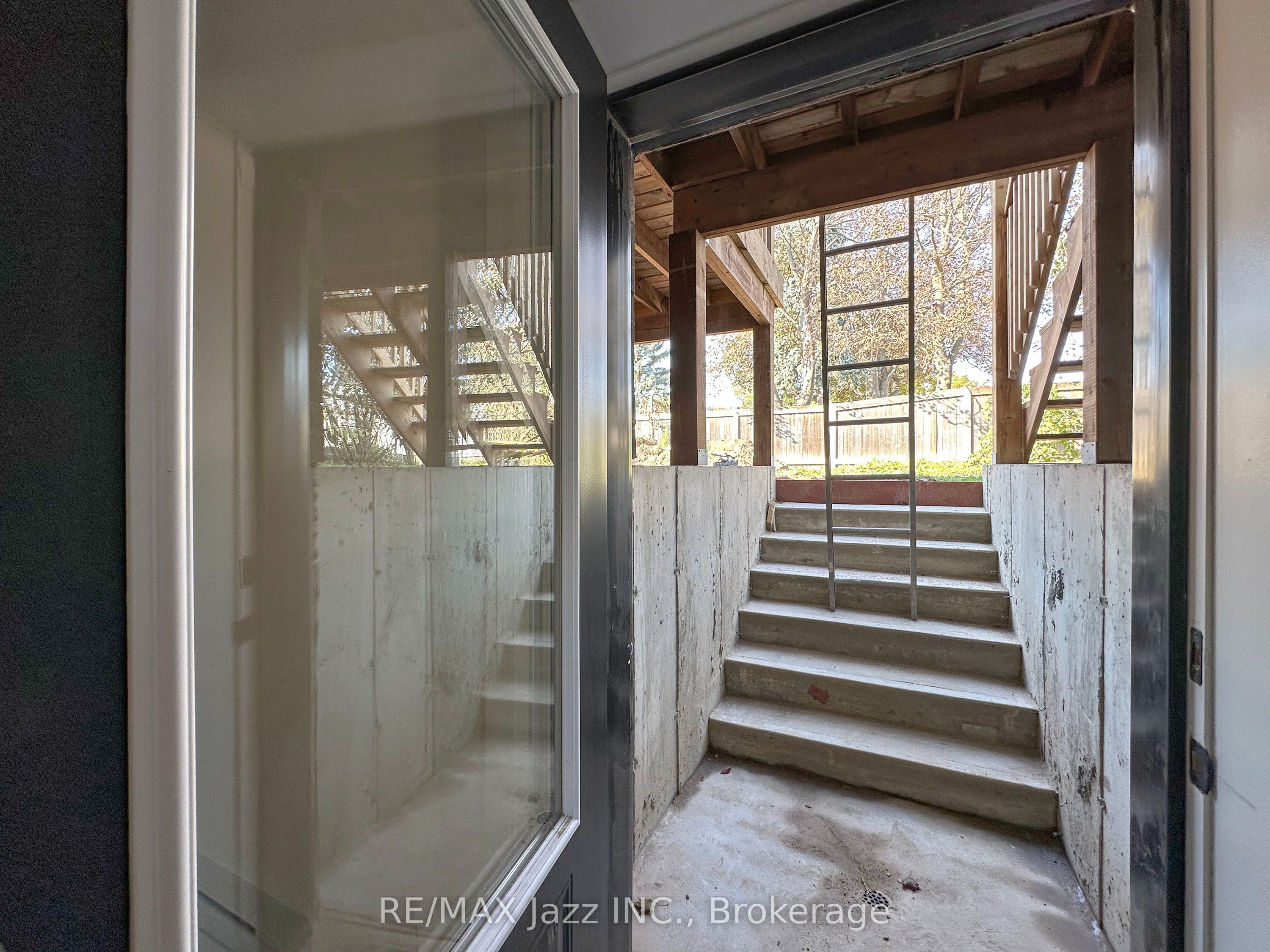 639 Hortop Street Upper Property Photo 13