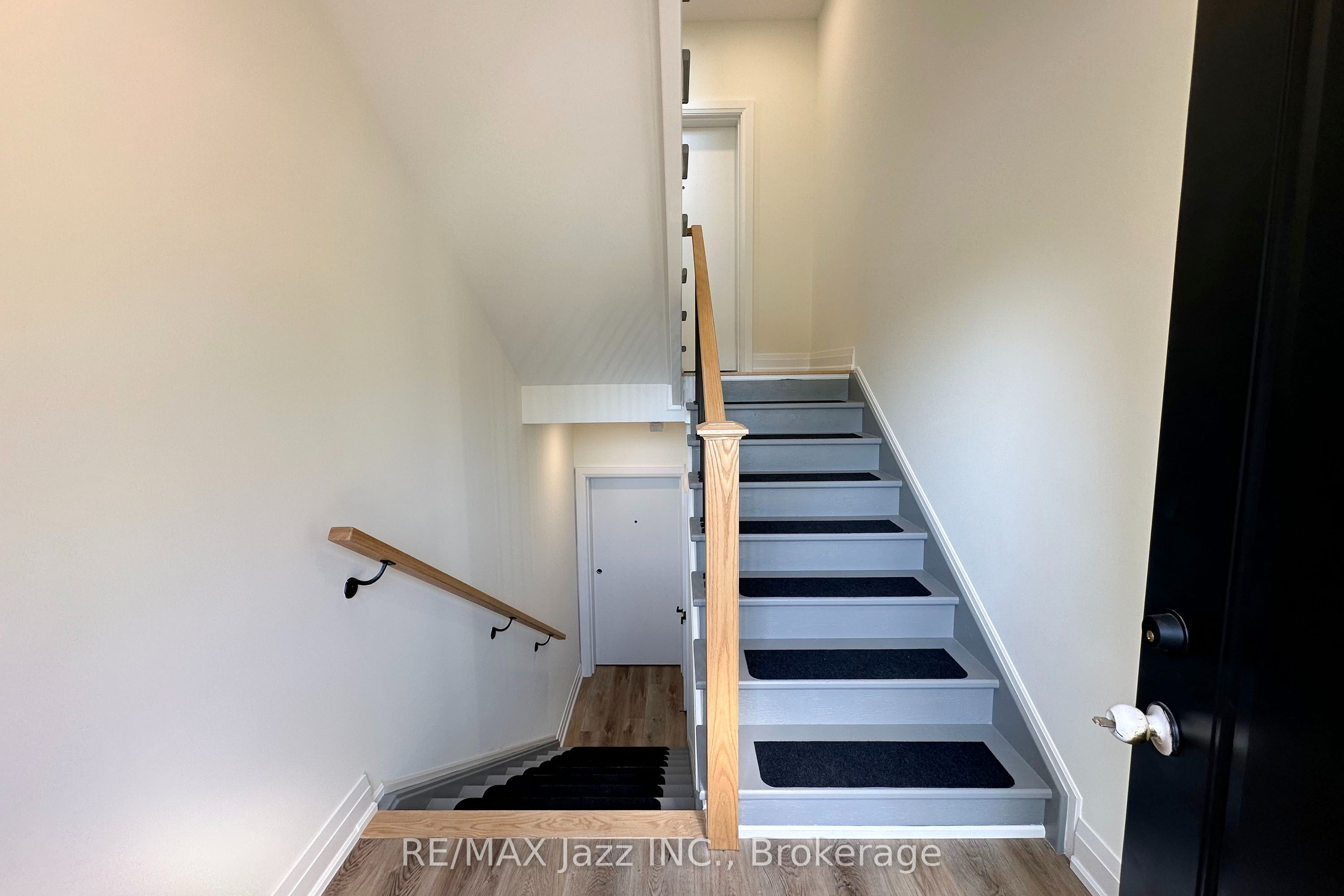 639 Hortop Street Upper Property Photo 15