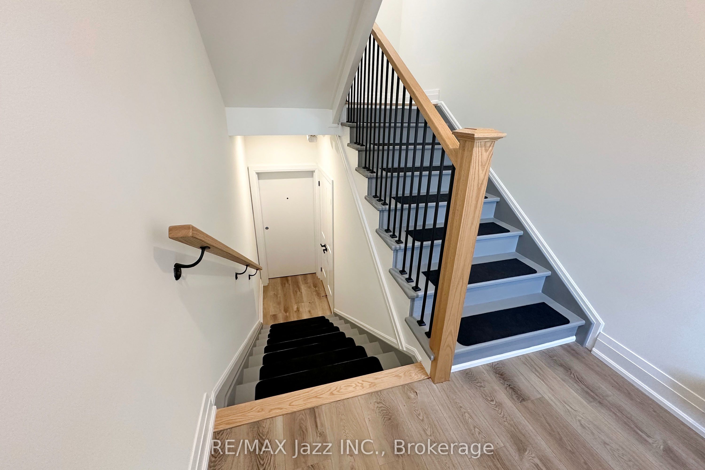 639 Hortop Street Upper Property Photo 16