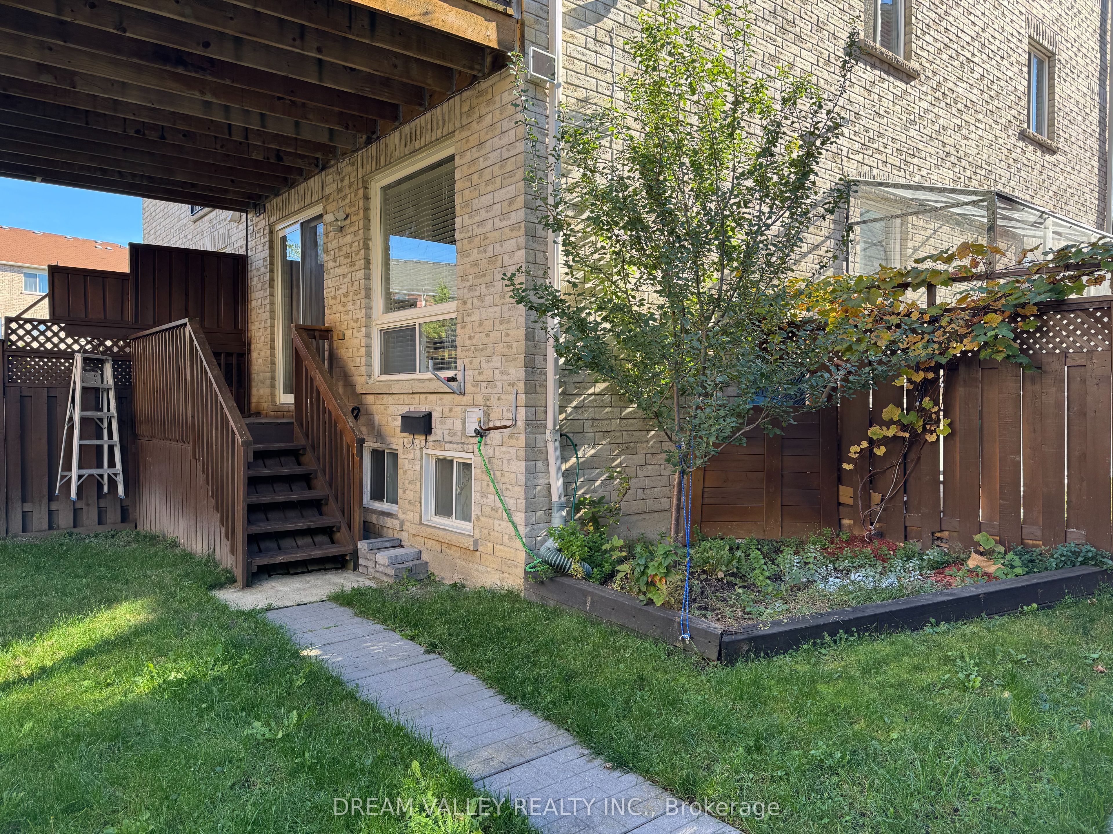 18 Wilkes Crescent Main Property Photo 3