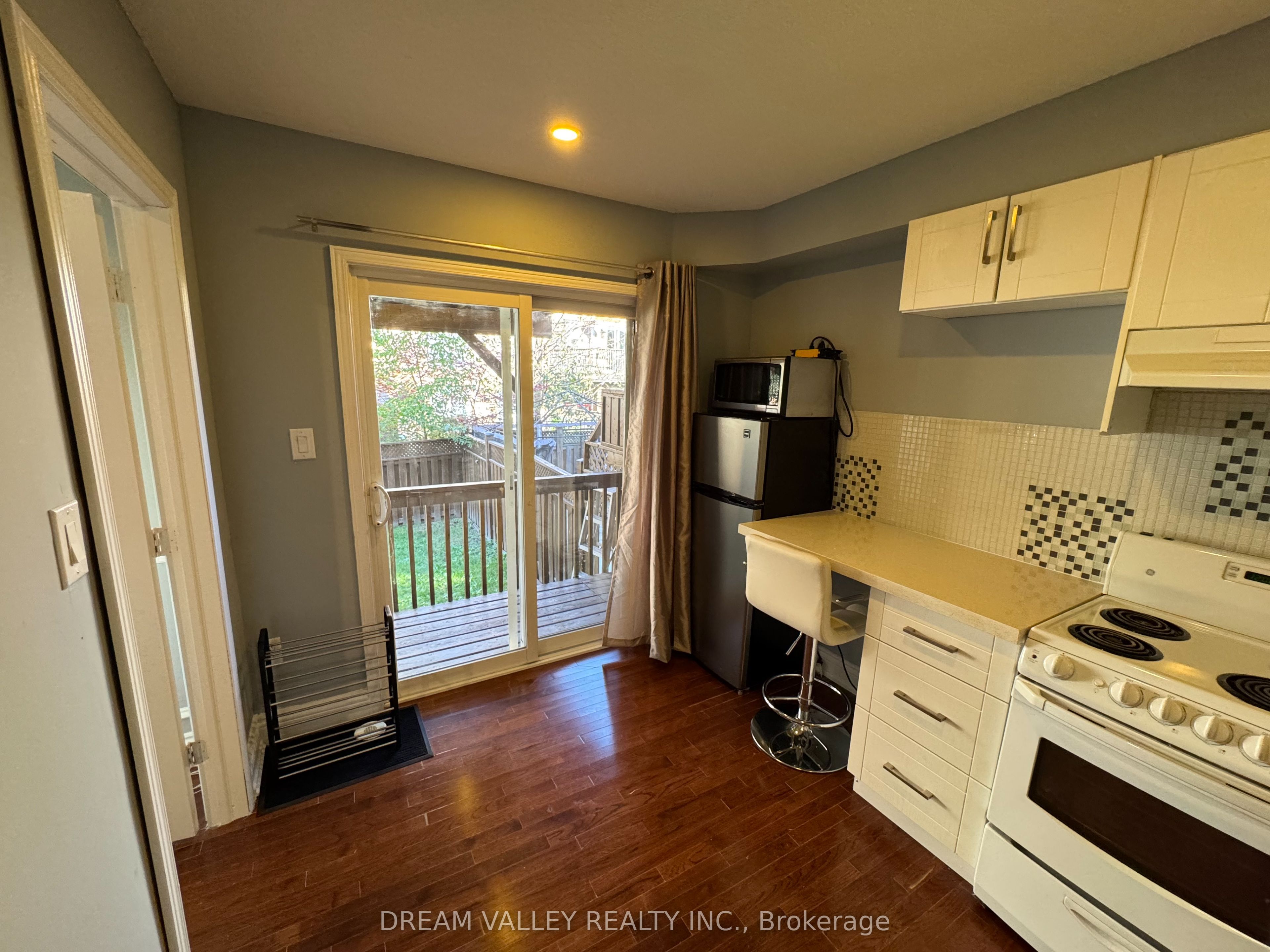 18 Wilkes Crescent Main Property Photo 11