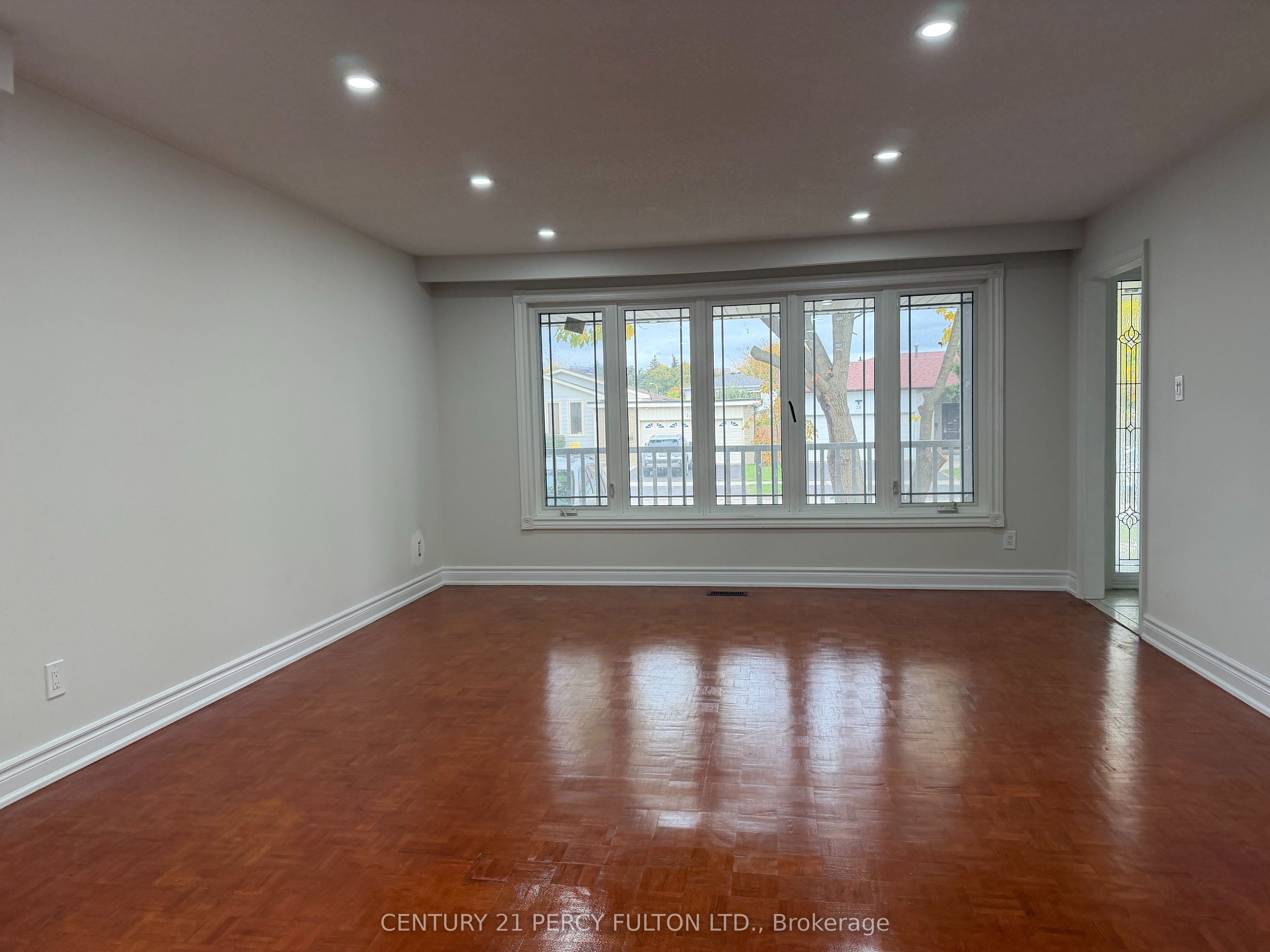 29 Lawnmere Crescent Property Photo 5