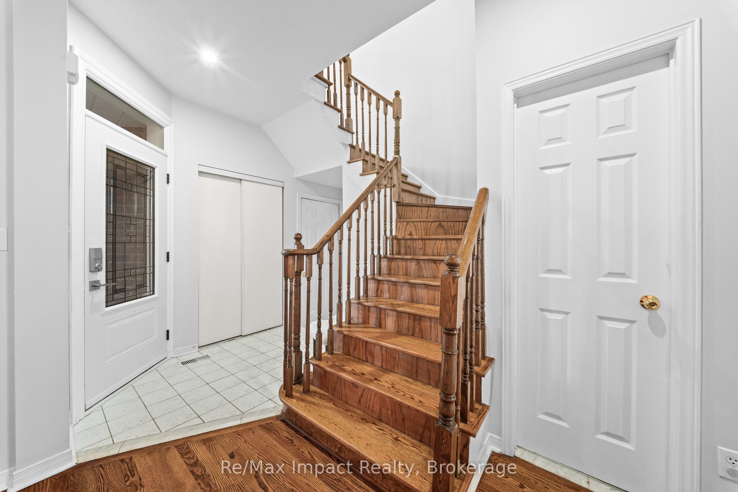 1049 Timberland Crescent Property Photo 7