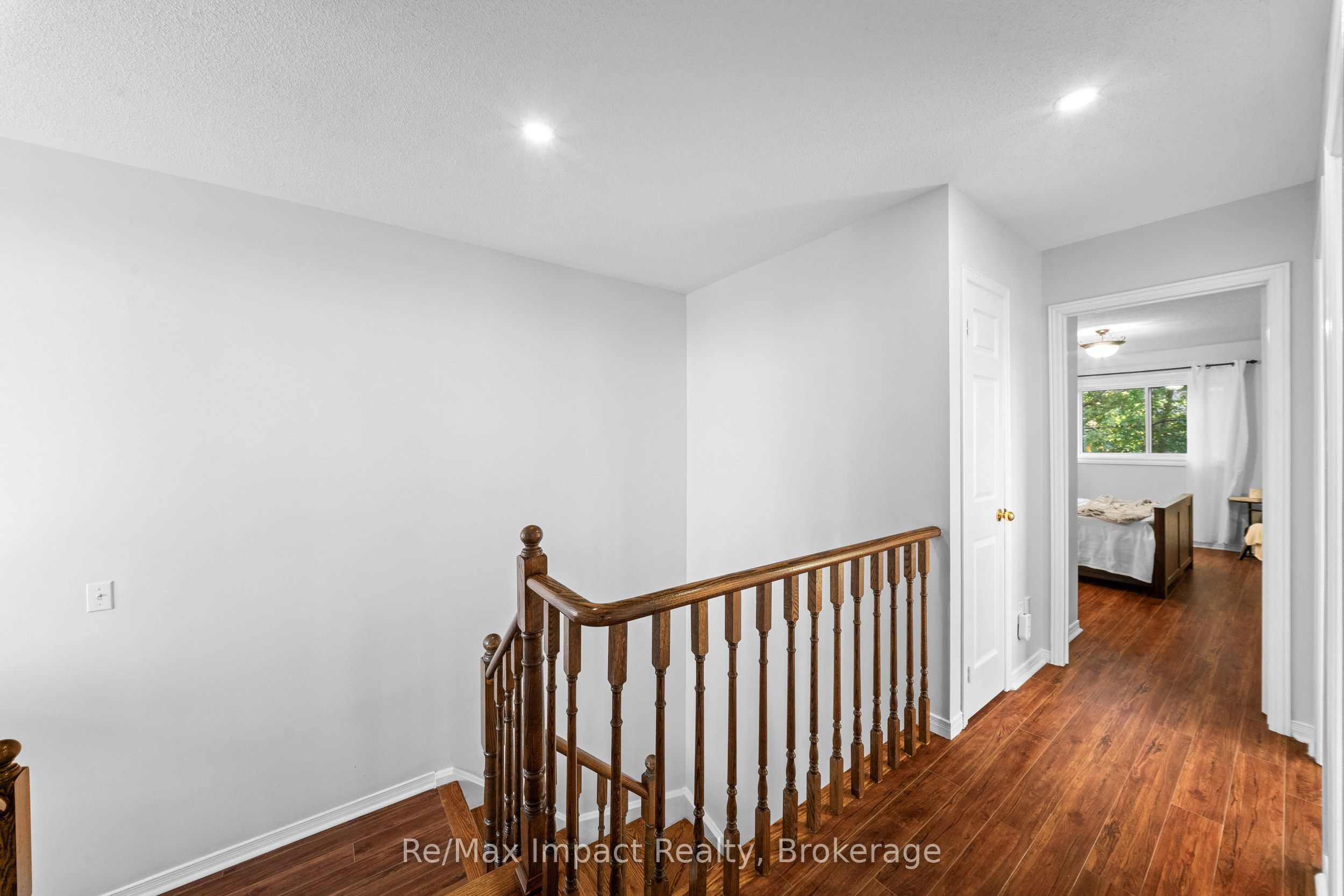 1049 Timberland Crescent Property Photo 9