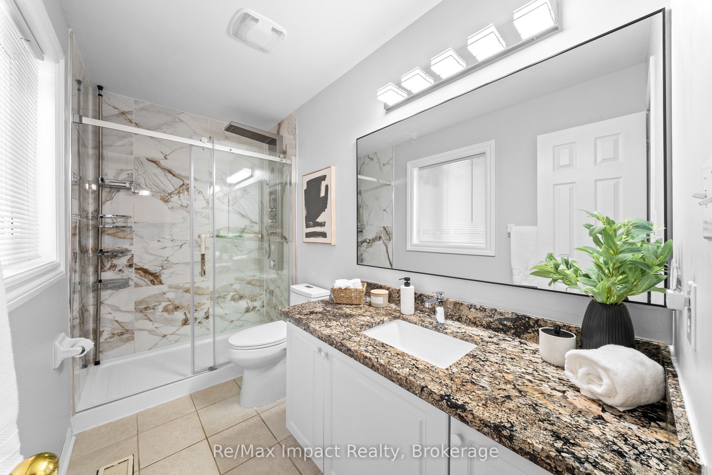 1049 Timberland Crescent Property Photo 11