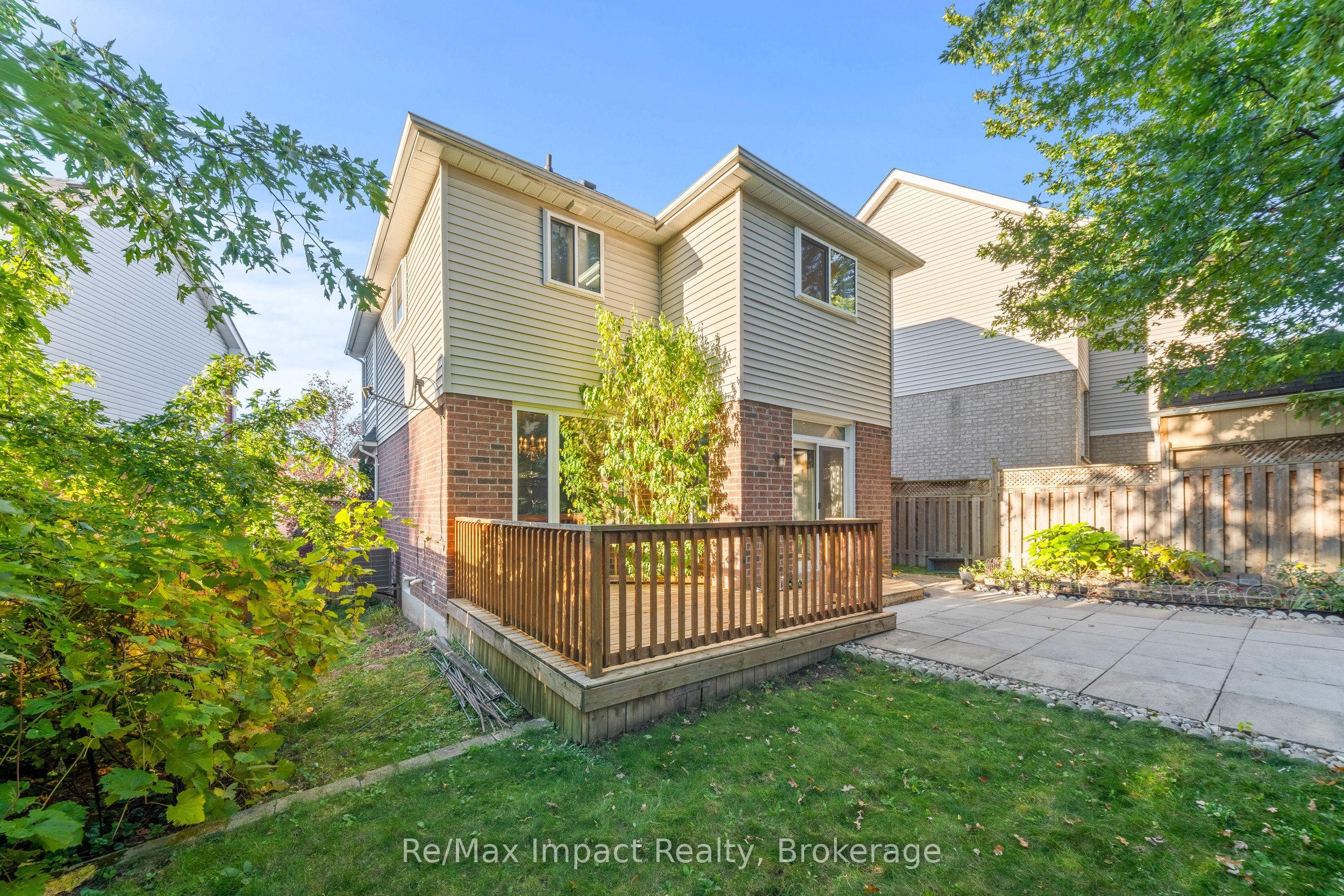 1049 Timberland Crescent Property Photo 17